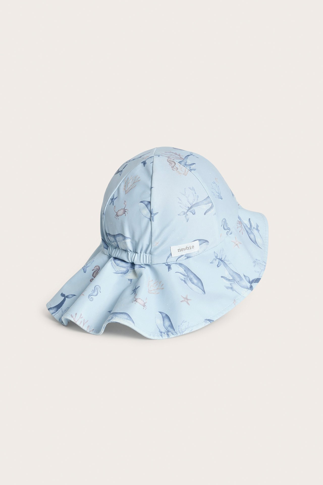 Schräge Vorderansicht eines hellblauen Baby/Kinder-UV-Sonnenhuts mit Meeresbewohner-Muster.