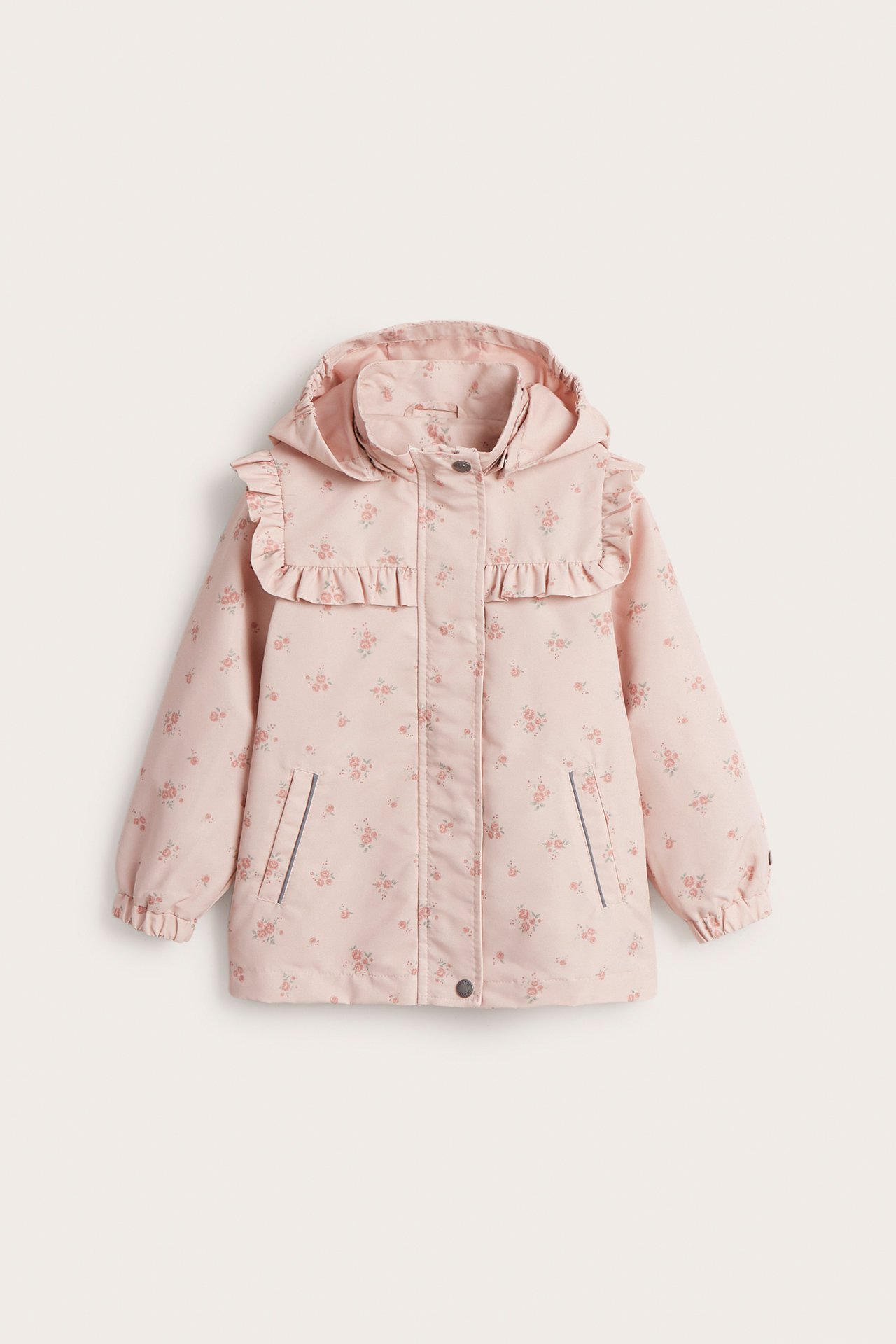 Vorderansicht einer hellrosa Kinder-Blumenjacke mit Rüschen, Kapuze, Reißverschluss und Knopfleiste.