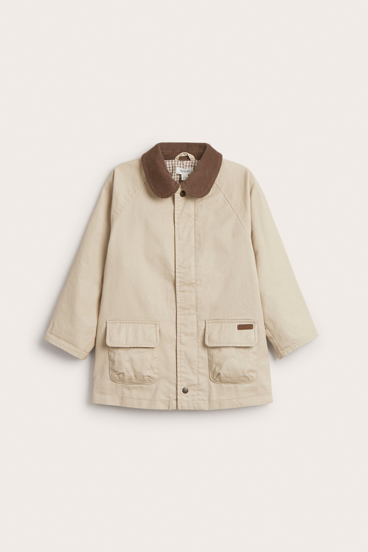 Vorderansicht einer beigen Kinder-Baumwolljacke mit braunem Cordkragen, Reißverschluss und Druckknöpfen.