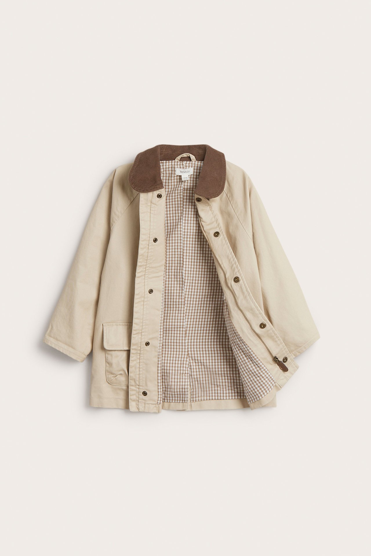 Vorderansicht: beige Baumwolljacke mit braunem Cordkragen, Reißverschluss, Druckknöpfen und kariertem Futter.