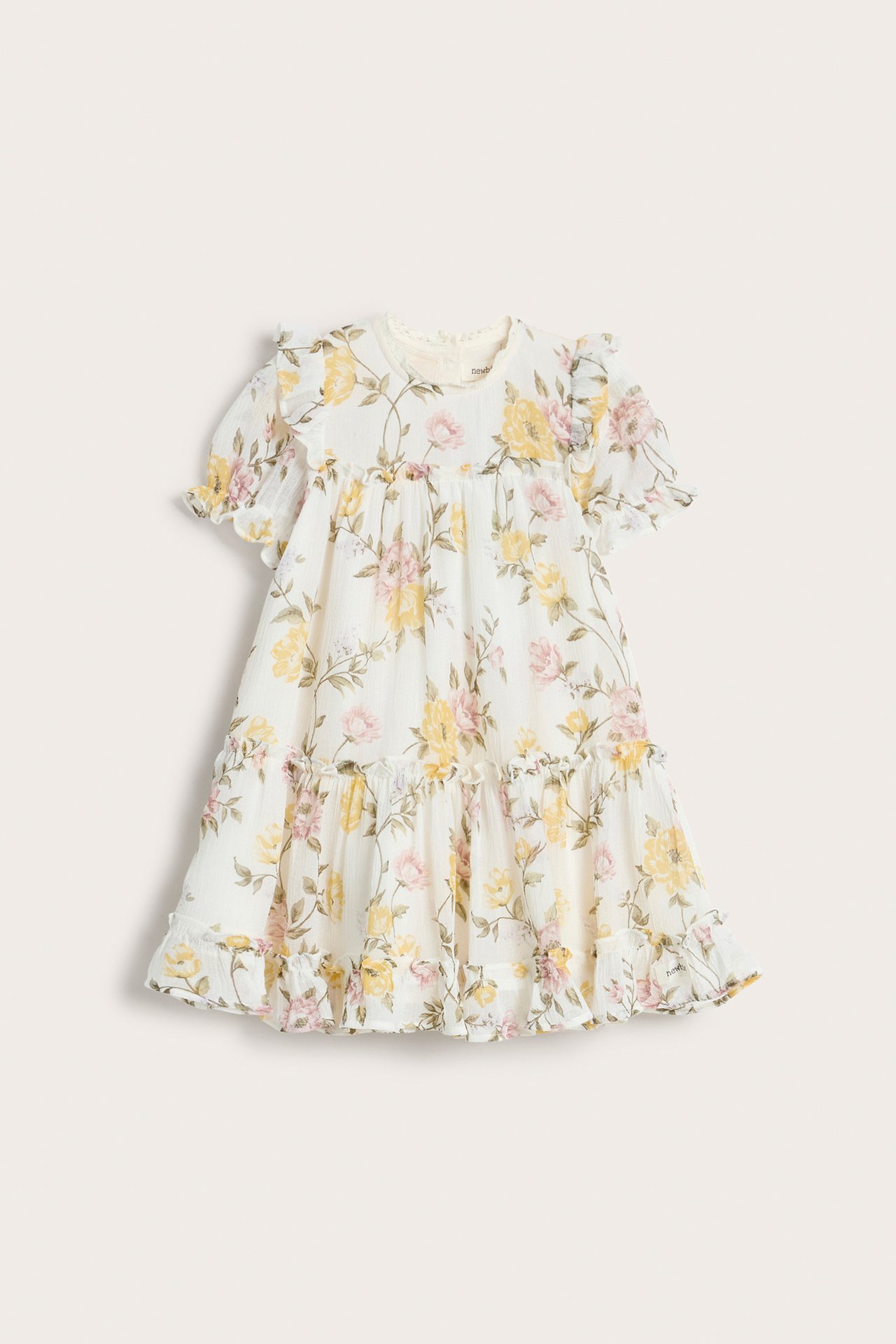 Vorderansicht: Off-weißes, gestuftes Chiffonkleid für Kinder mit gelbem und rosa Blumenmuster, Rüschen und Spitze.