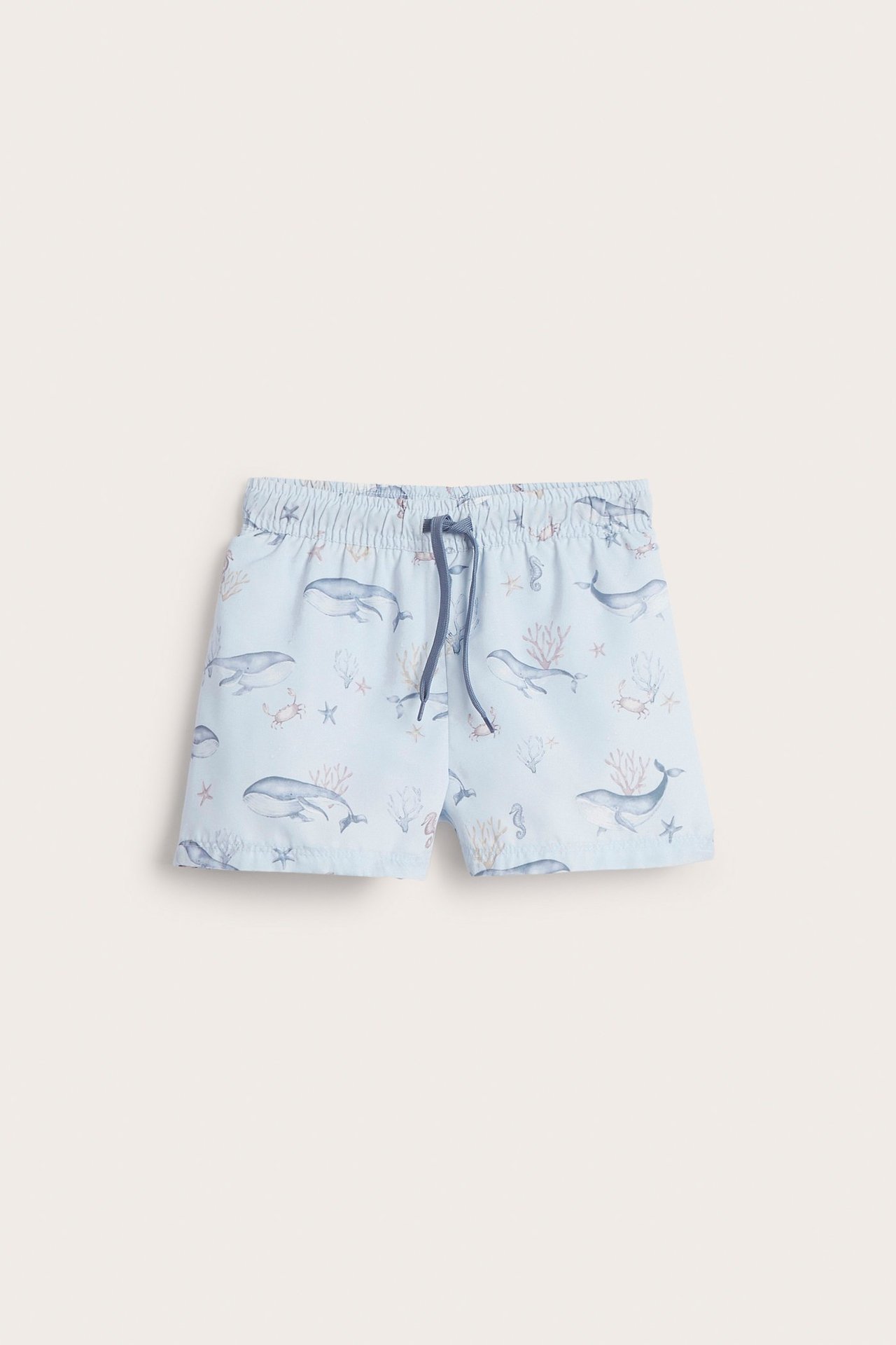 Vorderansicht hellblauer Kinder-Badeshorts mit Meeresbewohner-Muster und dunkelblauem Kordelzug.