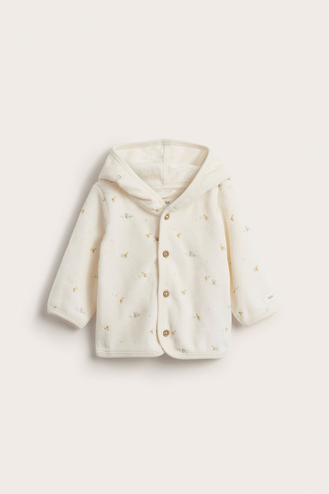 Vorderansicht: Offwhite Baby-Velours-Kapuzenjacke mit Blumenmuster und Holzknöpfen.