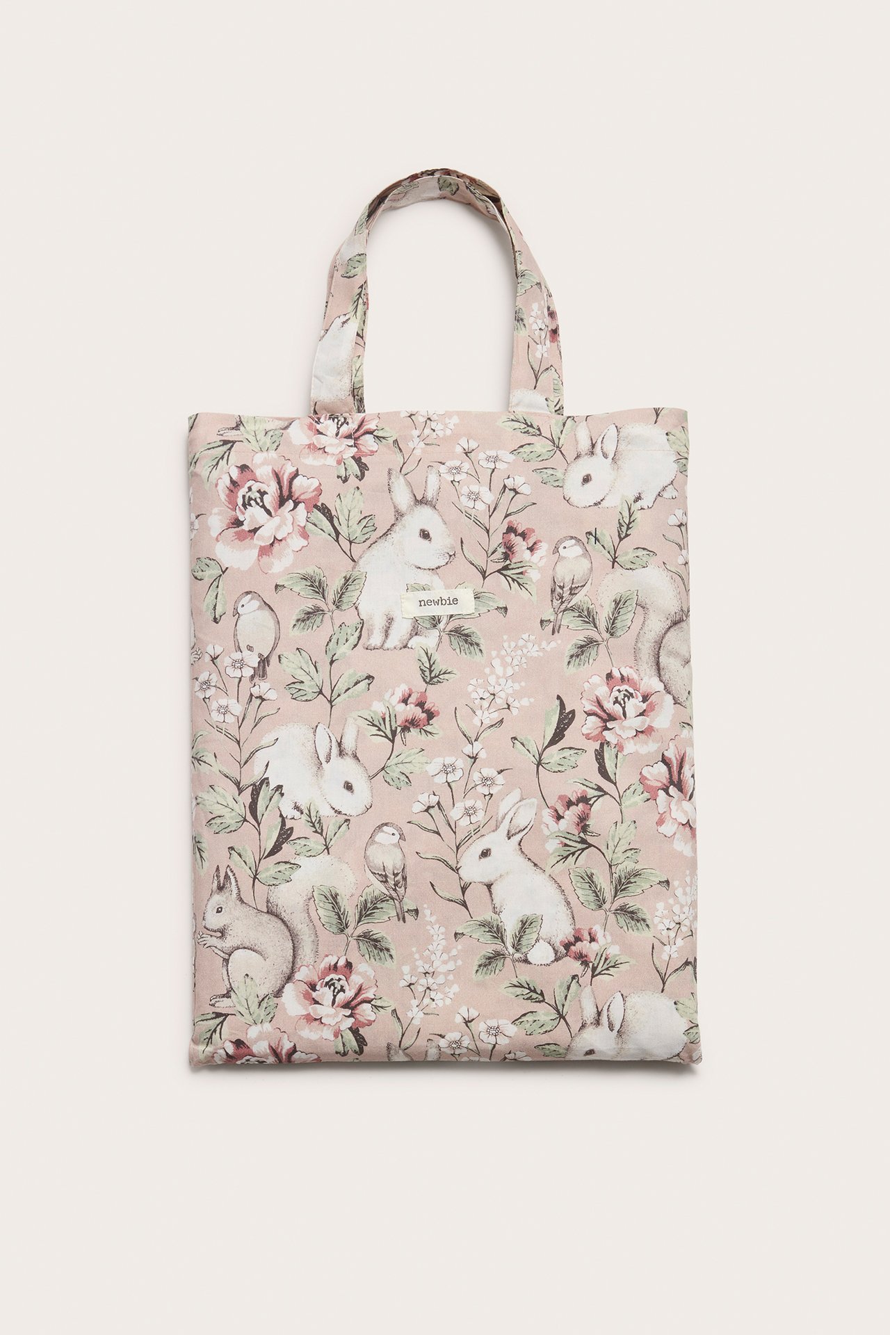 Vorderansicht eines gefalteten rosa Baumwoll-Bettwäschesets mit Blumen- und Tiermuster, mit Hasen und Vögeln.