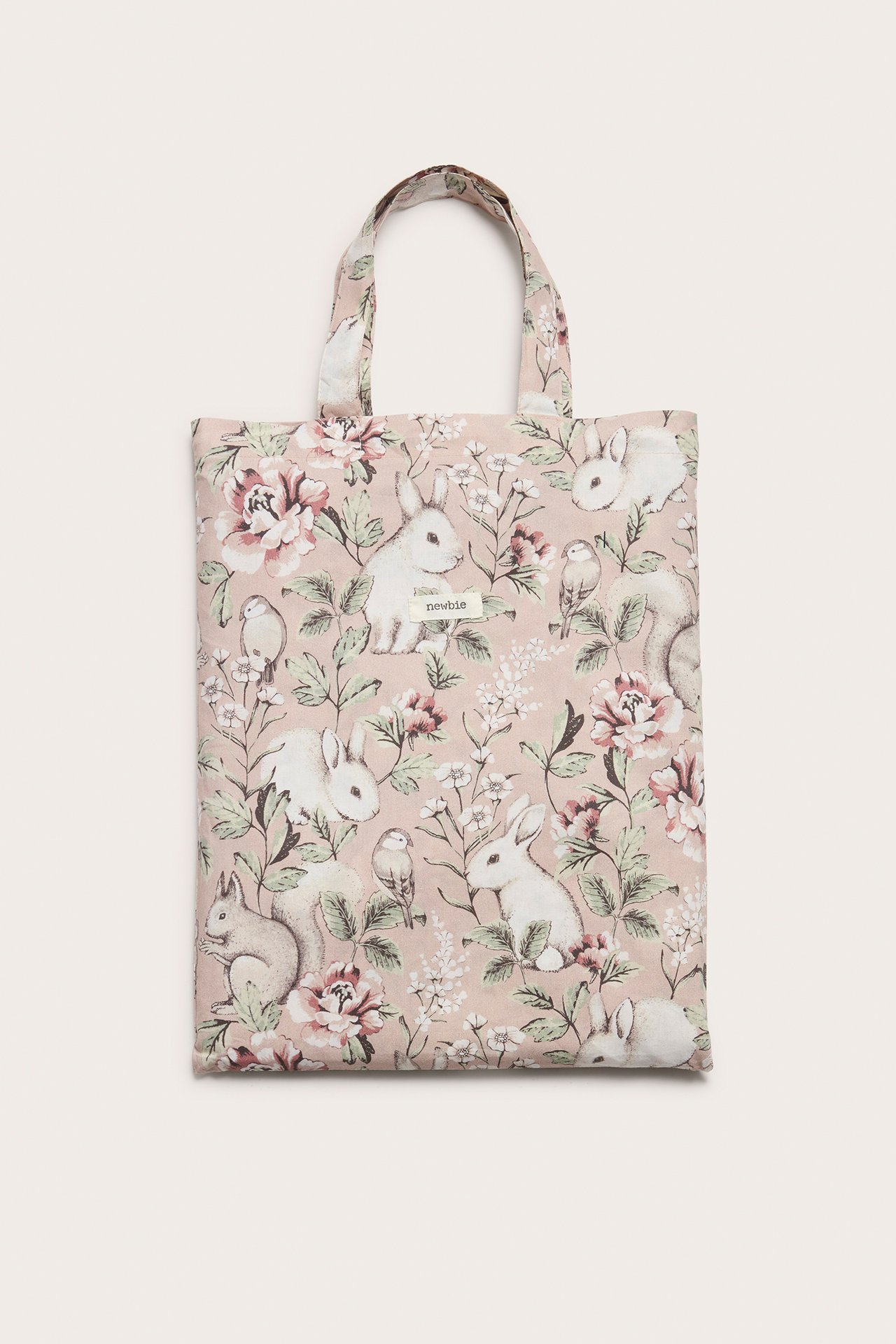 Vorderansicht: Rosa Baumwoll-Bettwäsche-Set, wie Tragetasche gefaltet, mit Blumen- und Tiermuster.