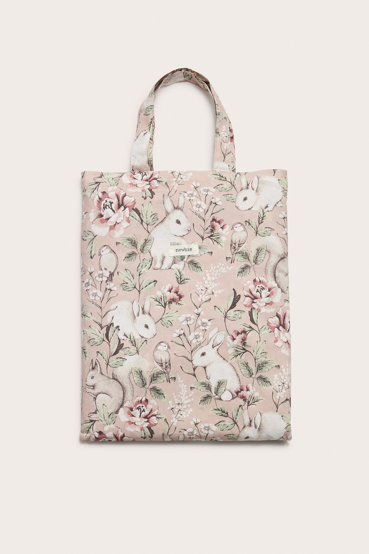 Vorderansicht einer rosa Baumwoll-Bettwäschetasche mit Henkeln, mit Blumen- und Tiermuster.