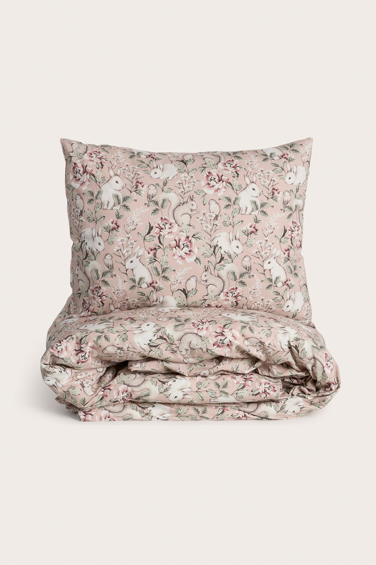 Vorderansicht: rosa Baumwoll-Bettwäscheset mit Blumen- und Tiermuster, bestehend aus Kissenbezug und gefaltetem Bettbezug.