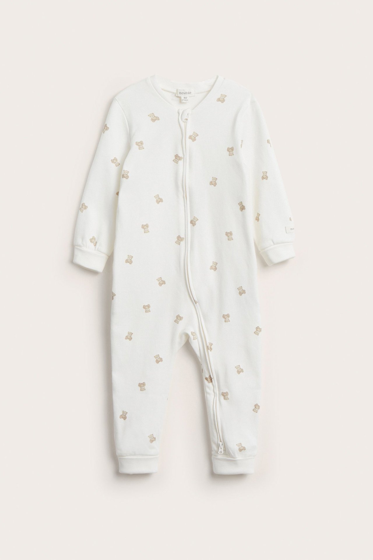 Vorderansicht eines cremefarbenen Baby-Stramplers aus Baumwolle mit Teddybärmuster und Zwei-Wege-Reißverschluss.