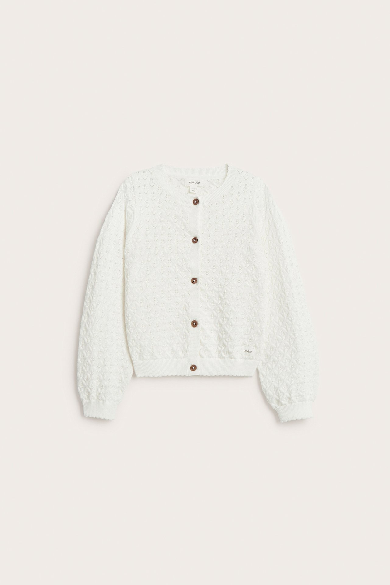 Vorderansicht einer cremefarbenen gemusterten Baumwollstrickjacke mit braunen Knöpfen und Wellenkanten.