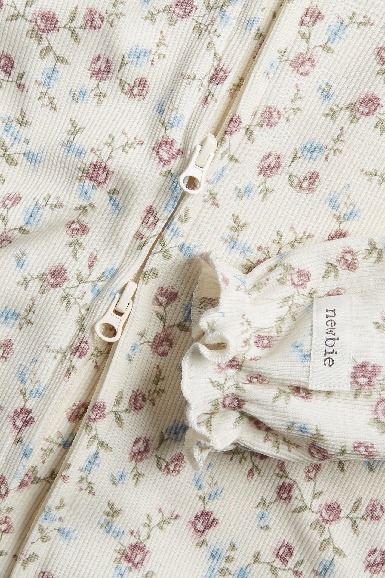 Gerippter Pyjama mit Blumenmuster