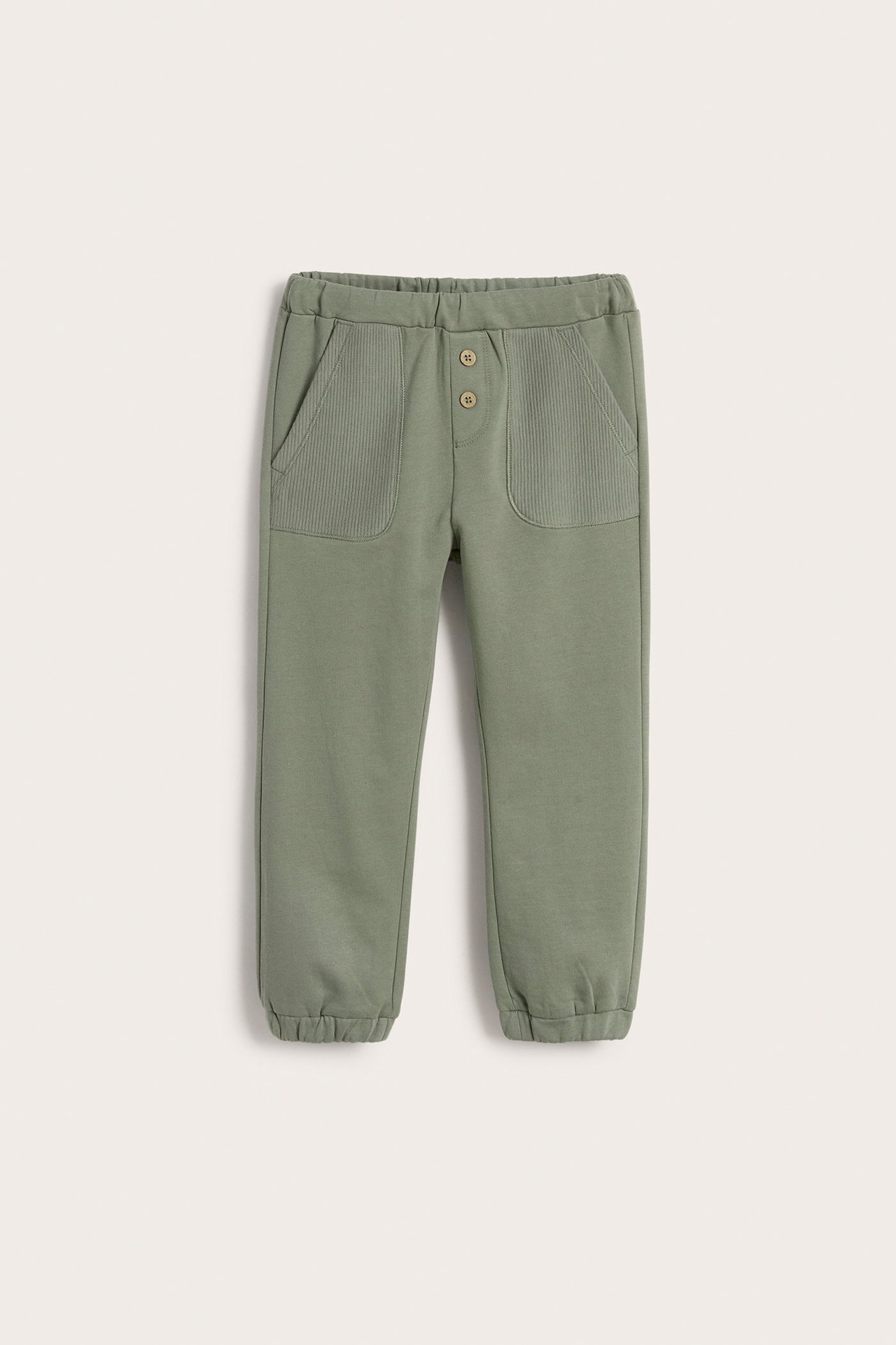 Vorderansicht einer dunkelgrünen Baumwoll-Jogginghose mit gerippten Vordertaschen und Zierknöpfen.