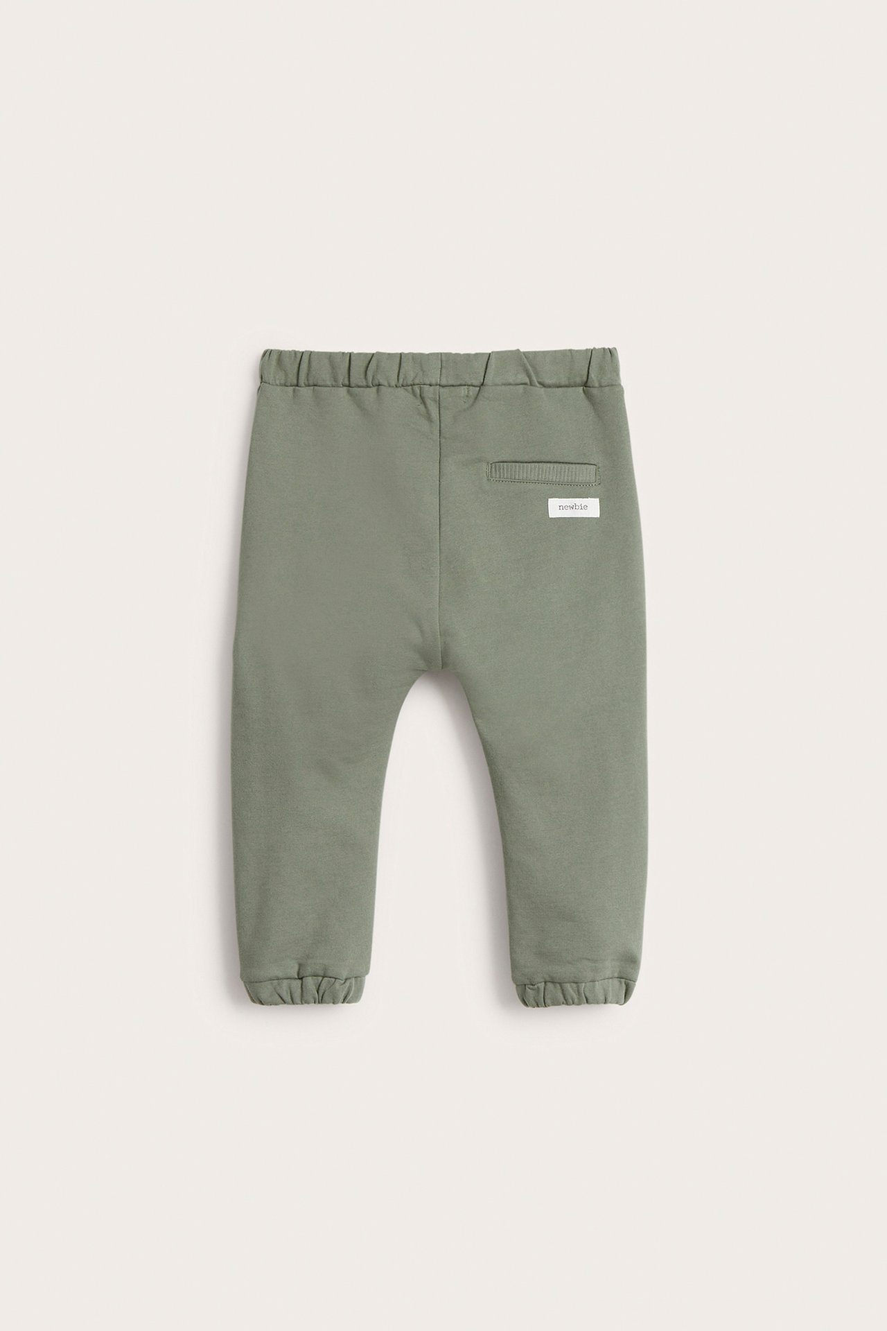 Dunkelgrüne Baby-Jogginghose, Rückenansicht, mit Gummibund, Rippbündchen und Ziertasche.