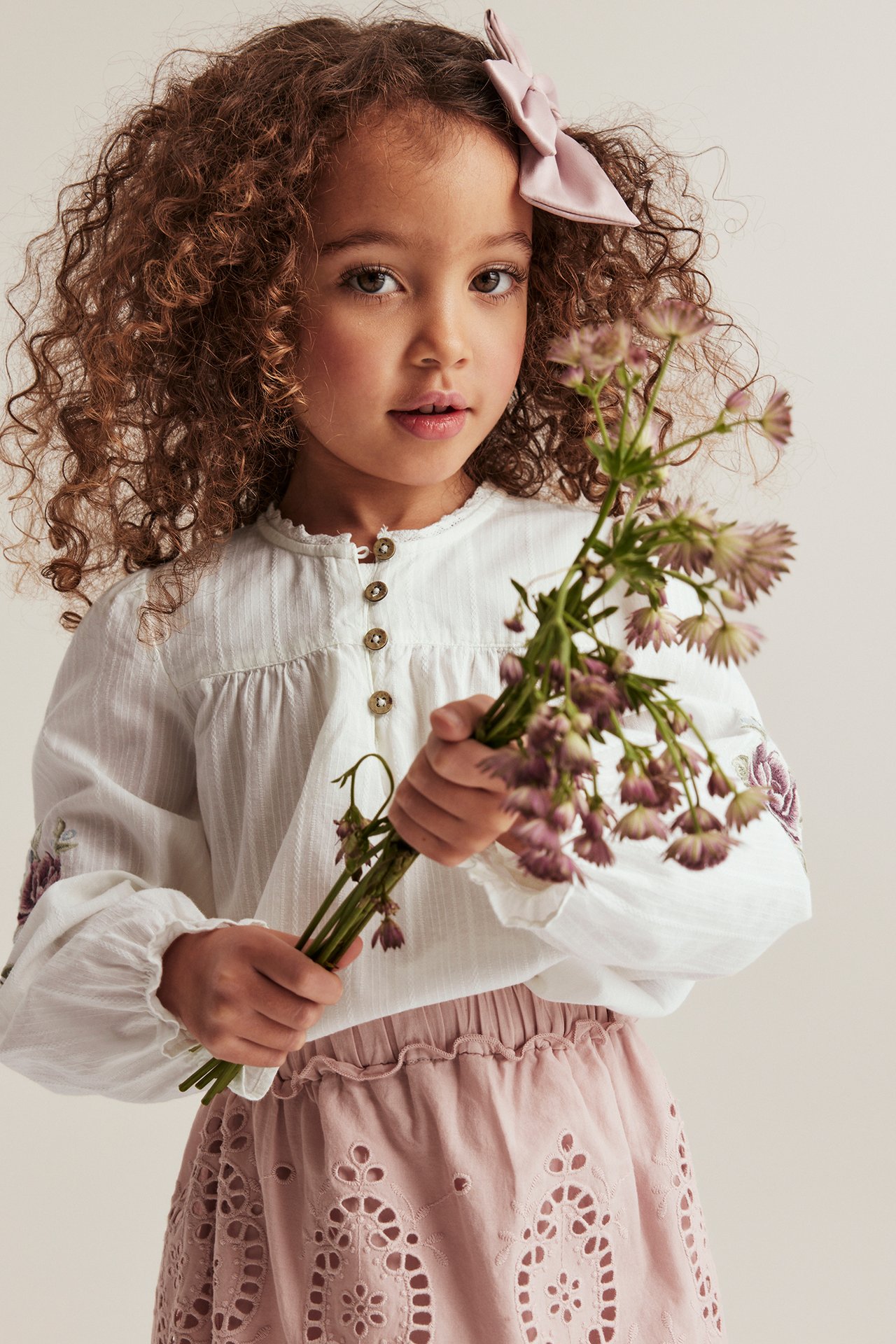 Bluse mit geblümten Puffärmeln - Naturweiß - 1