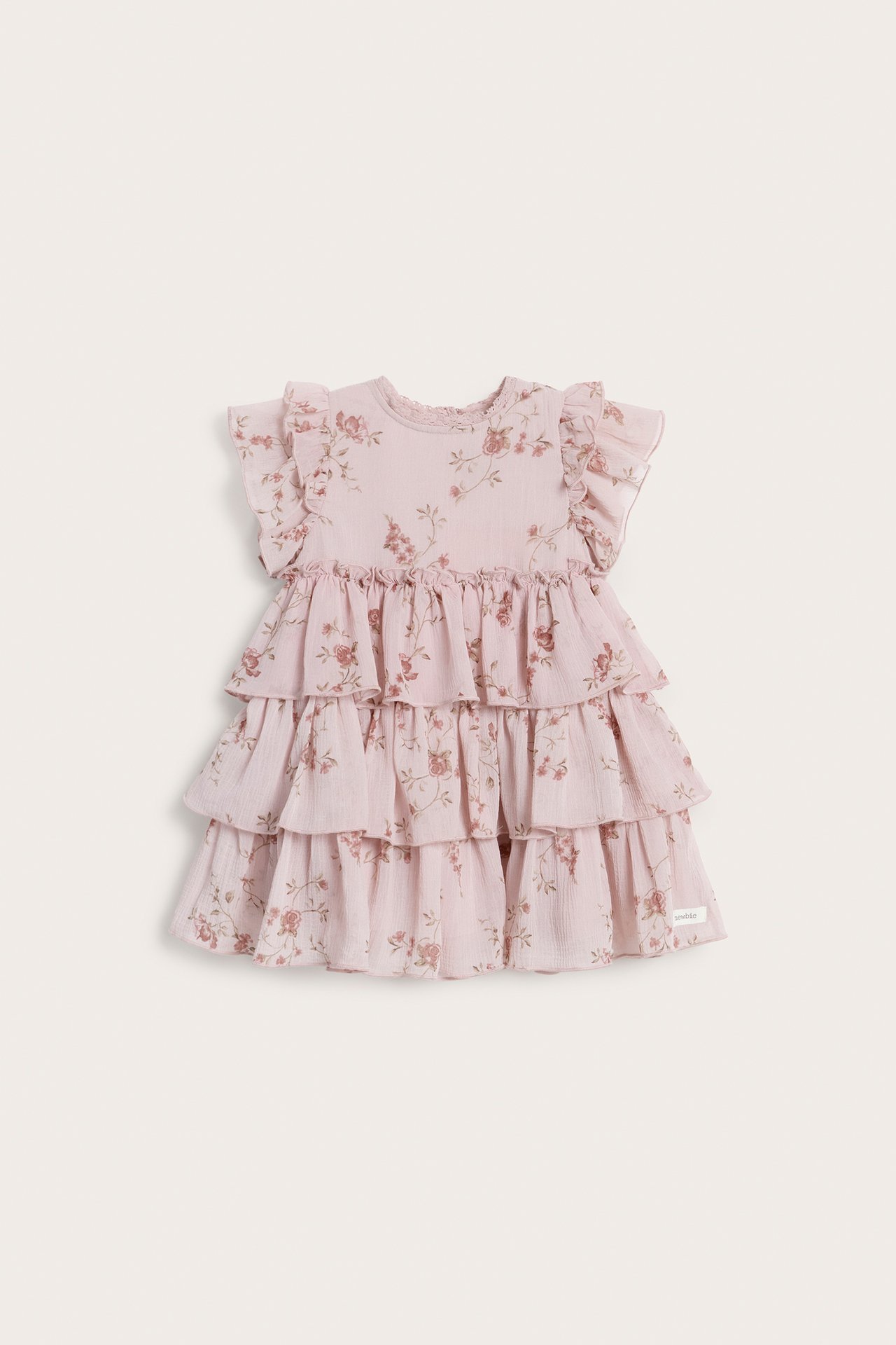 Vorderansicht eines babyrosa geblümten Chiffonkleides mit Rüschenärmeln und Stufenrock.