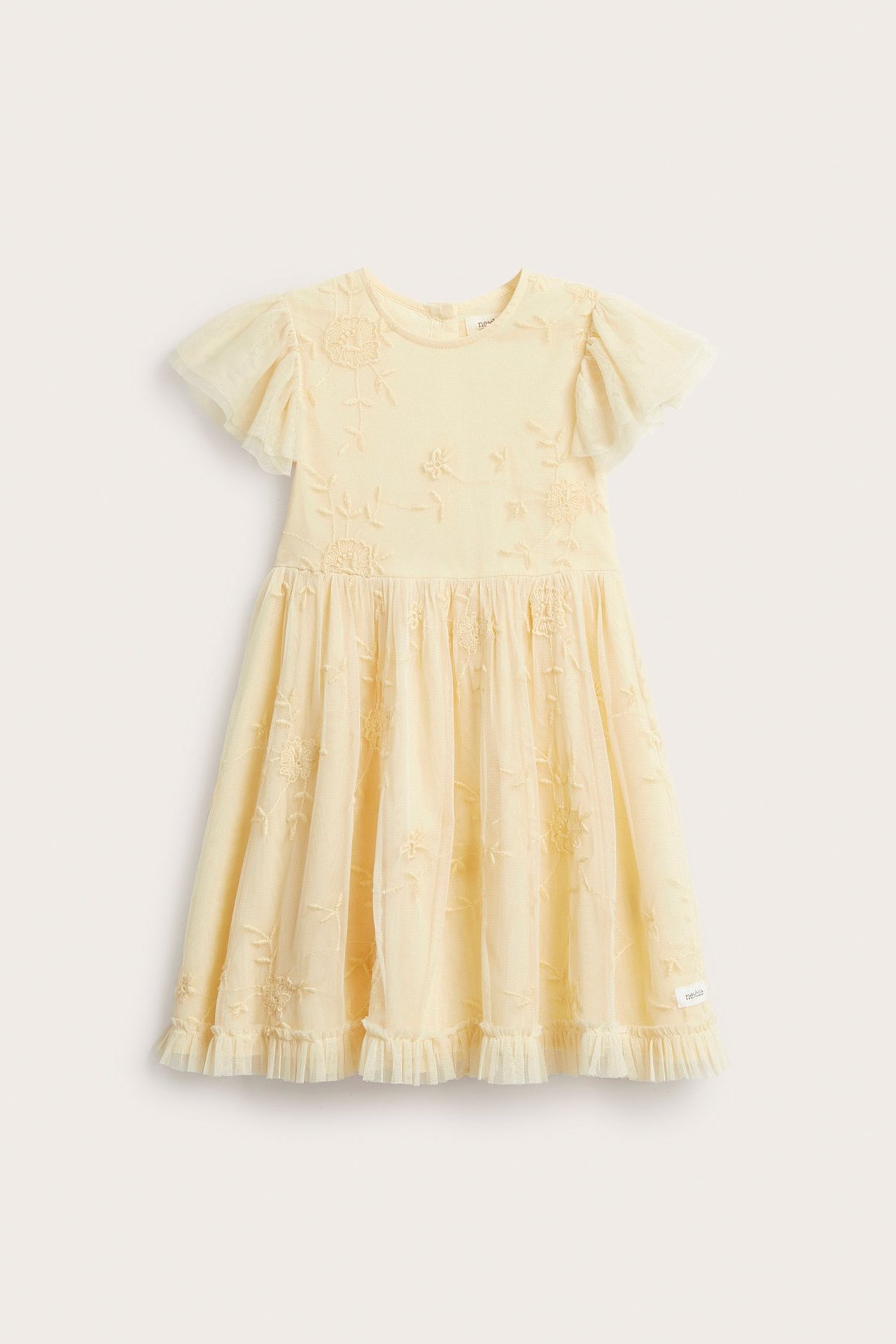 Vorderansicht eines hellgelben Kinderkleides mit Blumenstickerei, Rüschenärmeln und gerafftem Rock.