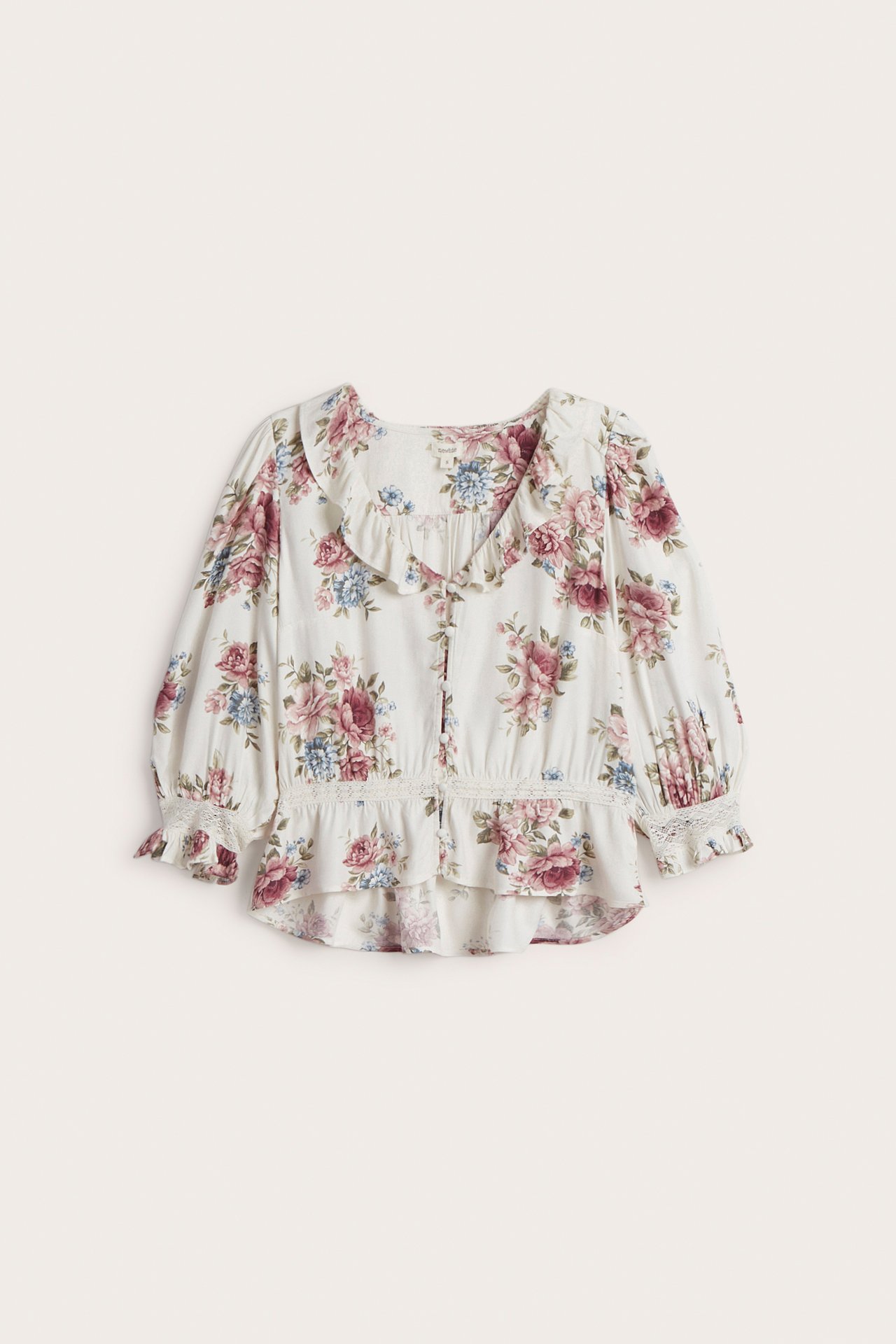 Vorderansicht: Off-white florale Viskosebluse mit Rüschenkragen, bezogenen Knöpfen, 3/4-Ärmeln und Spitze.