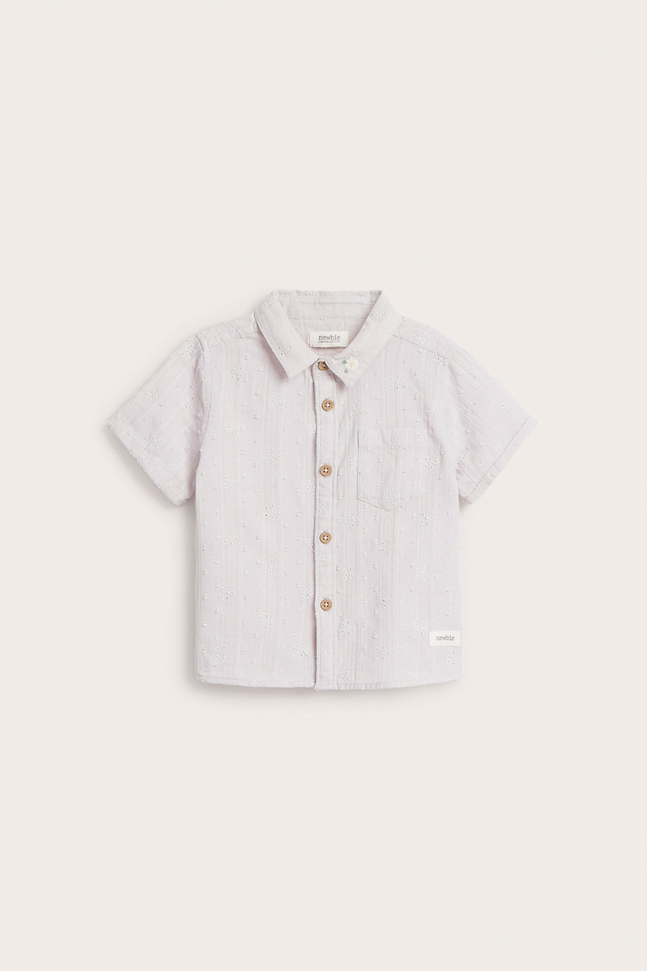 Vorderansicht: Helllila kurzärmeliges Baumwollhemd für Kinder mit Stickmuster, Kragen, Brusttasche und Knöpfen.