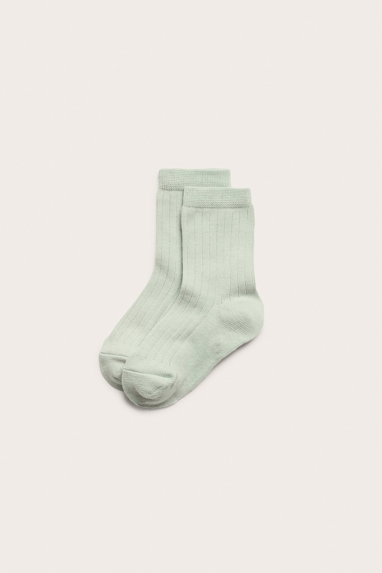 Vorderansicht eines Paares hellgrüner gerippter Socken aus Baumwollmischung.