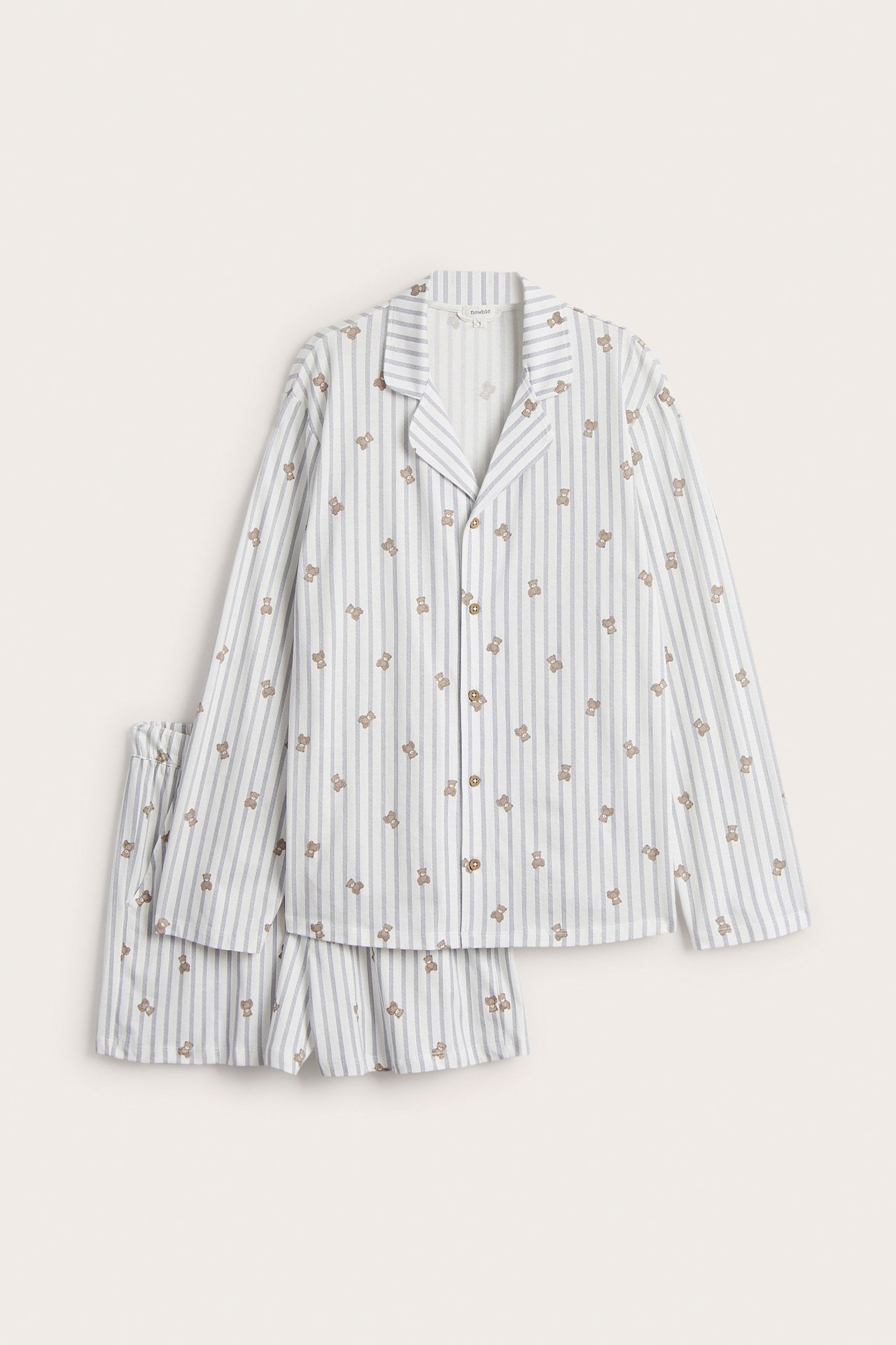 Vorderansicht: Off-white gestreifter Baumwolljersey-Pyjama mit Teddybärenmuster, Knopfleisten-Oberteil und Shorts.
