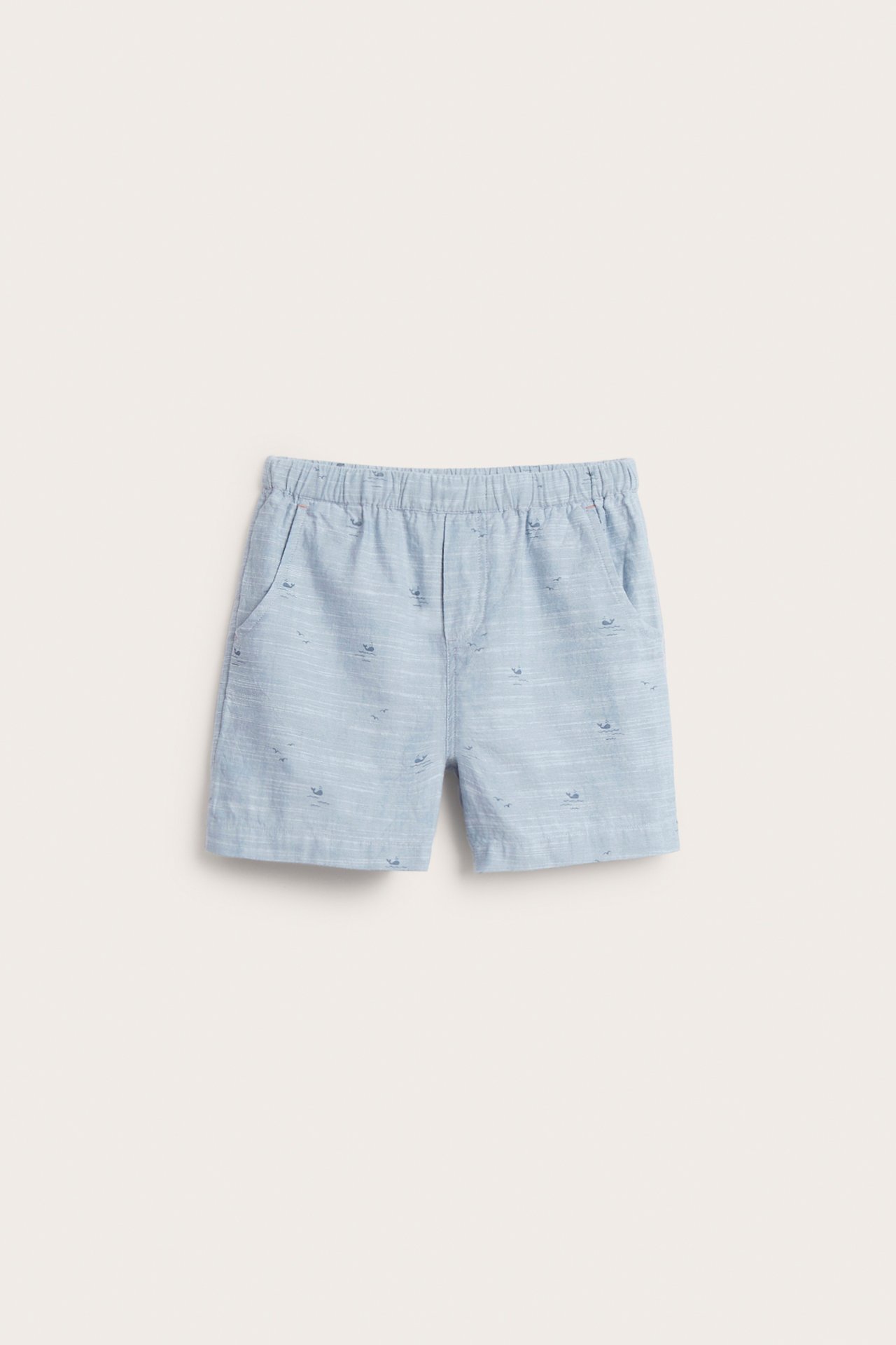 Vorderansicht von hellblauen Chambray-Shorts mit dezentem Walmuster, Gummizugbund und Vordertaschen.