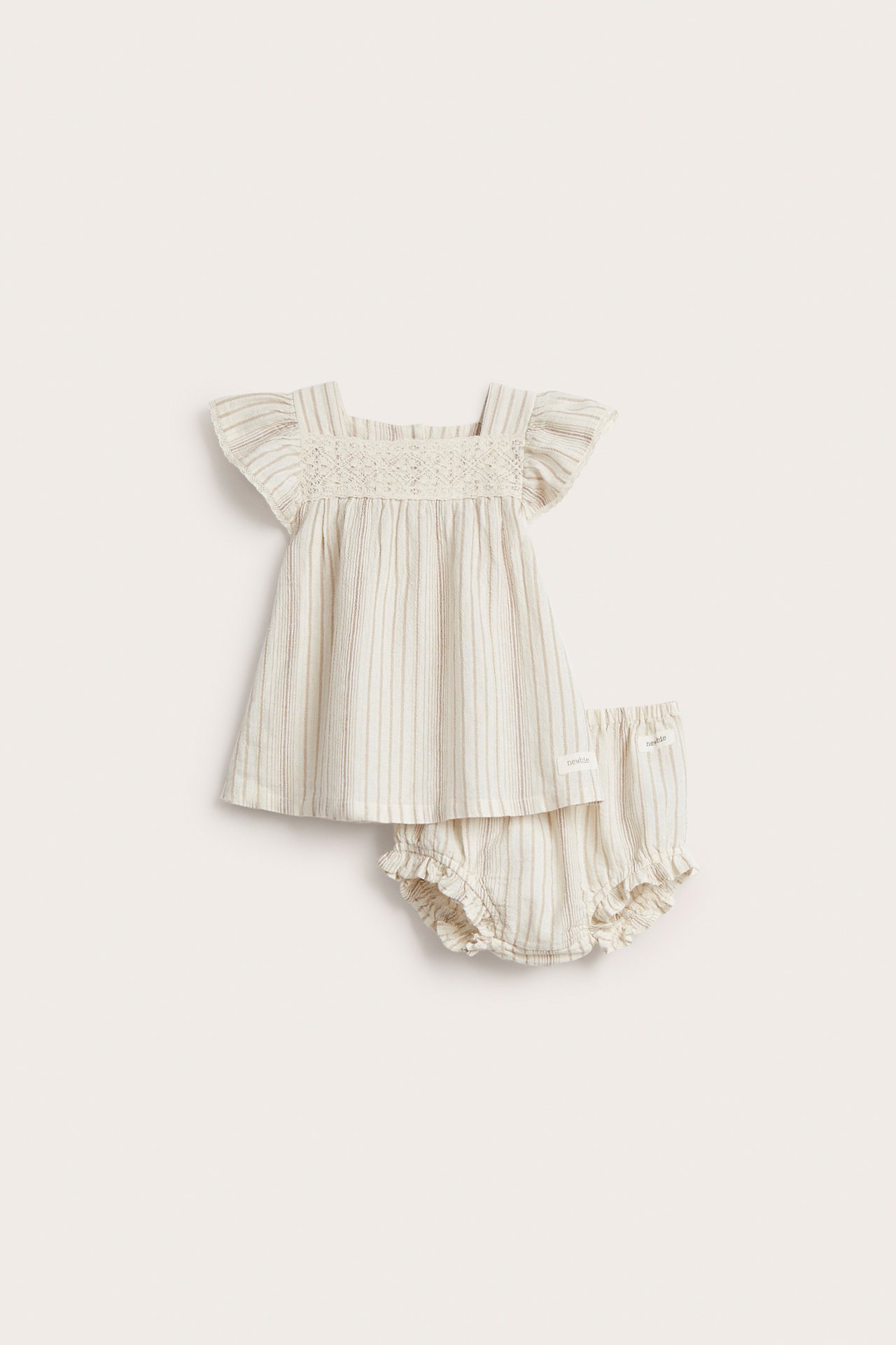 Vorderansicht: Offwhite gestreiftes gewebtes Baby-Set: Spitzen-Bluse und Rüschen-Puff-Shorts.