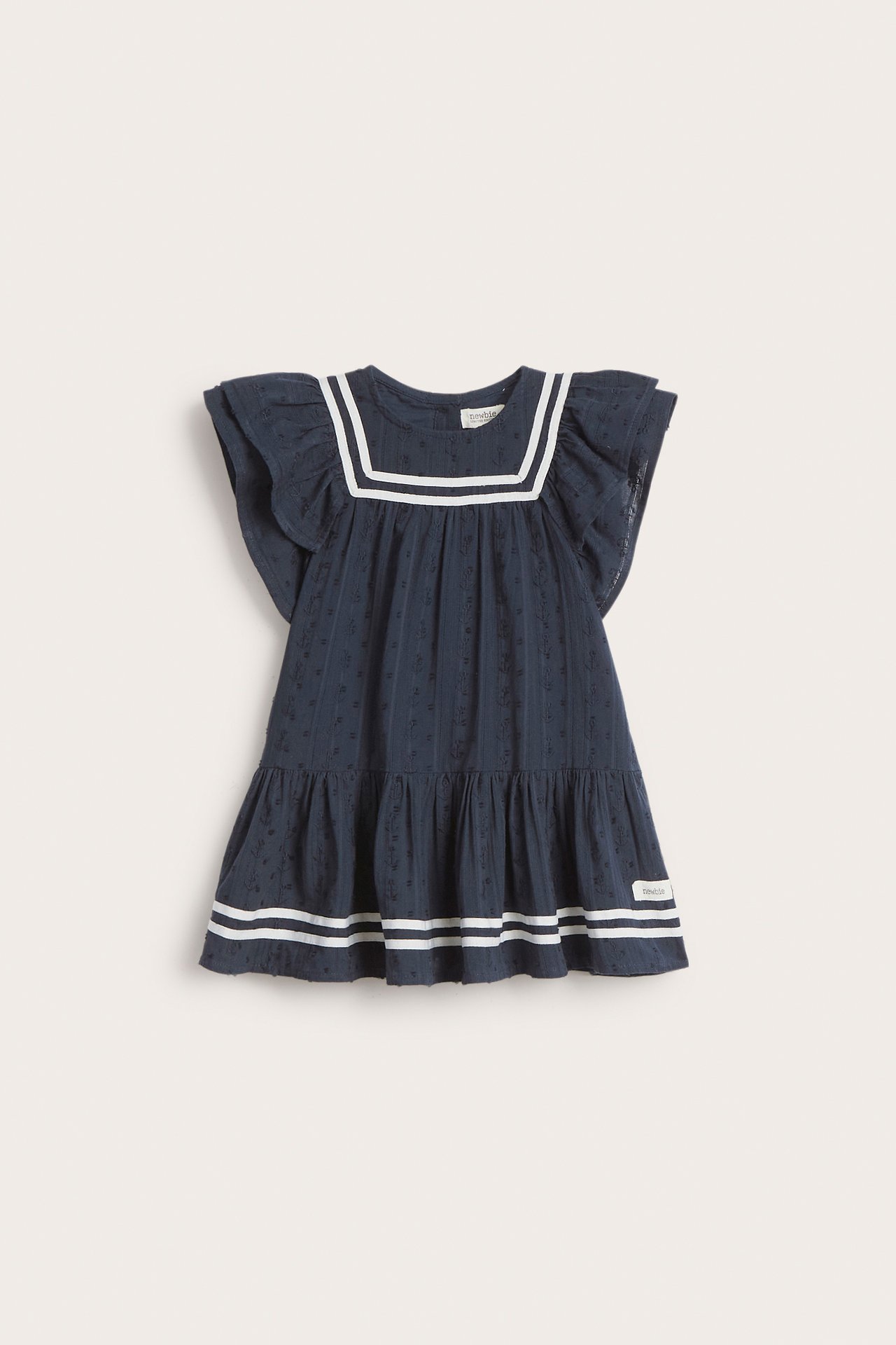 Vorderansicht: Dunkelblaues Kinder-Baumwollkleid mit Dobby-Muster, weißem Matrosenkragen, Rüschenärmeln, weißen Streifen am Saum.
