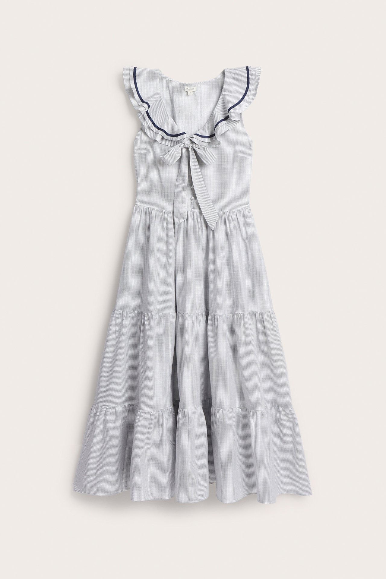 Vorderansicht: Off-weiß gestreiftes Baumwoll-Maxikleid mit Rüschenkragen, dunkelblauem Rand und Schleife vorne.