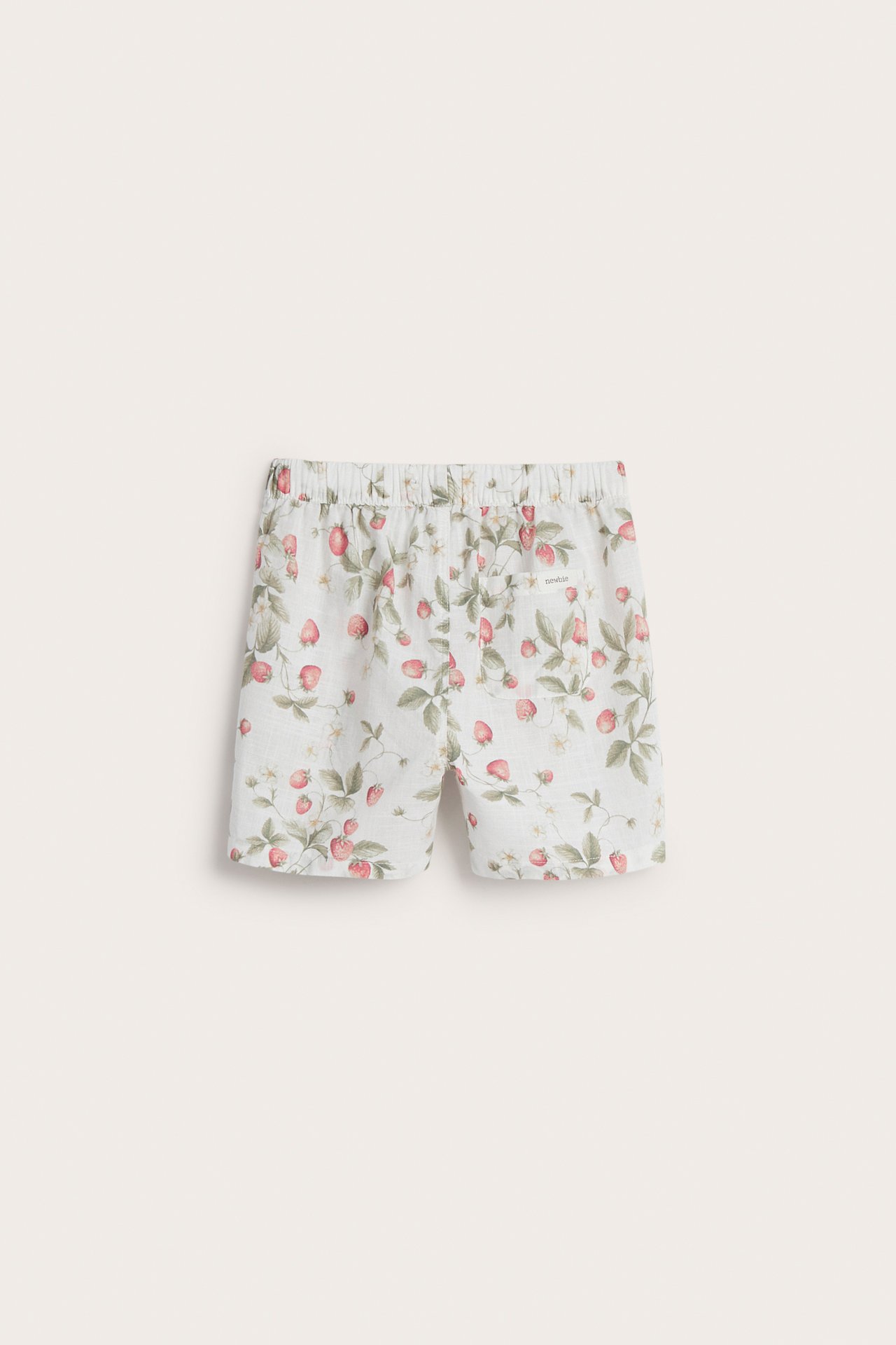Vorderansicht: Off-white Baumwollshorts mit rotem Erdbeermuster, elastischem Bund und dekorativem Kordelzug.