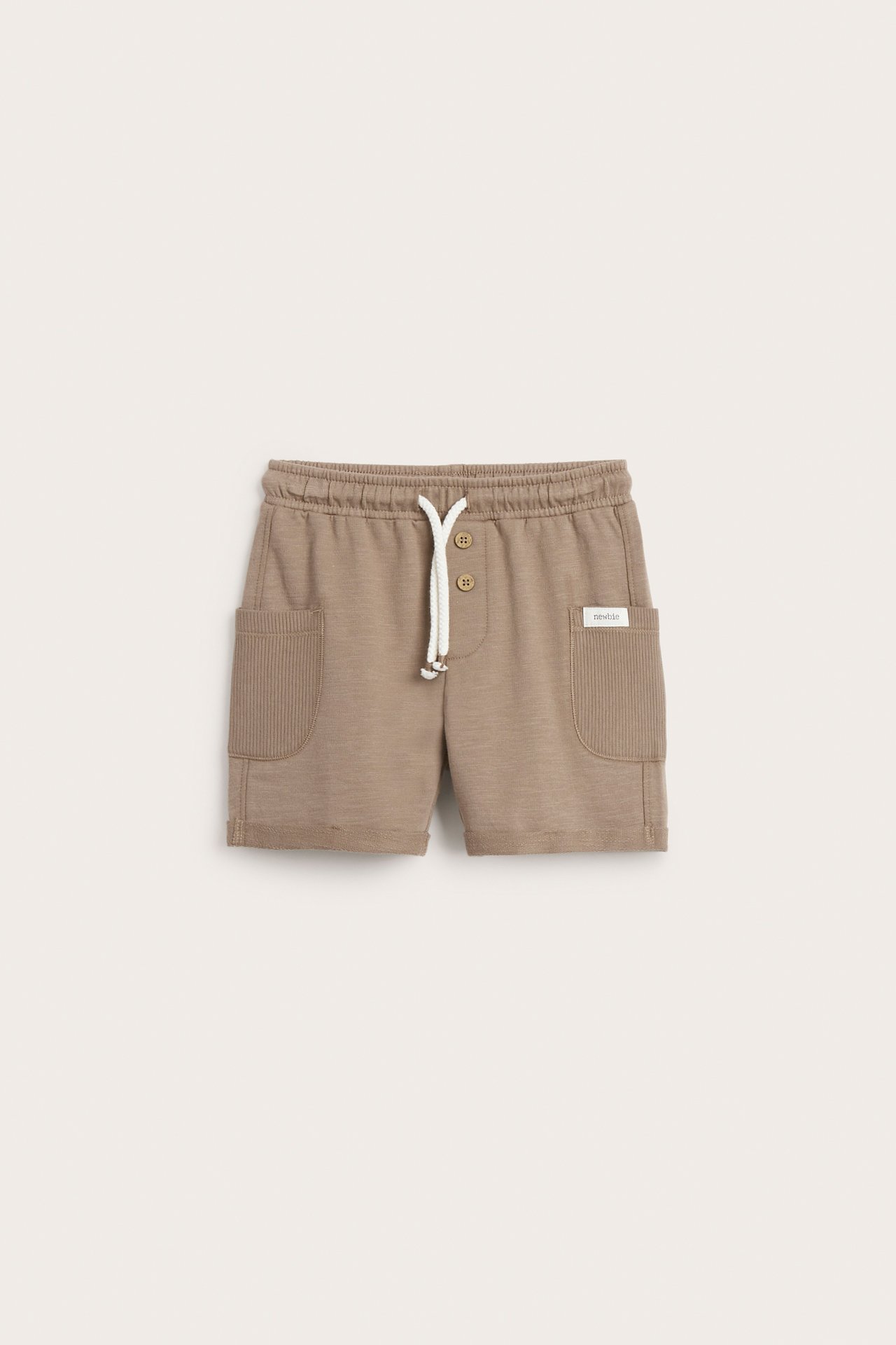 Vorderansicht von braunen Kinder-Slub-Jersey-Shorts mit Gummibund, weißem Kordelzug, Zierknöpfen und gerippten Seitentaschen.