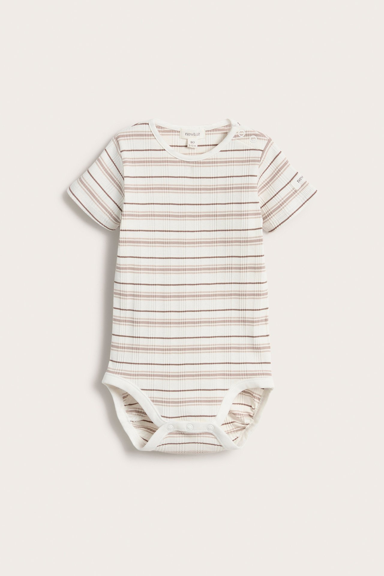 Vorderansicht eines weißen gerippten kurzärmeligen Baby-Bodys mit braunen Streifen, Druckknöpfen an Schulter und Schritt.