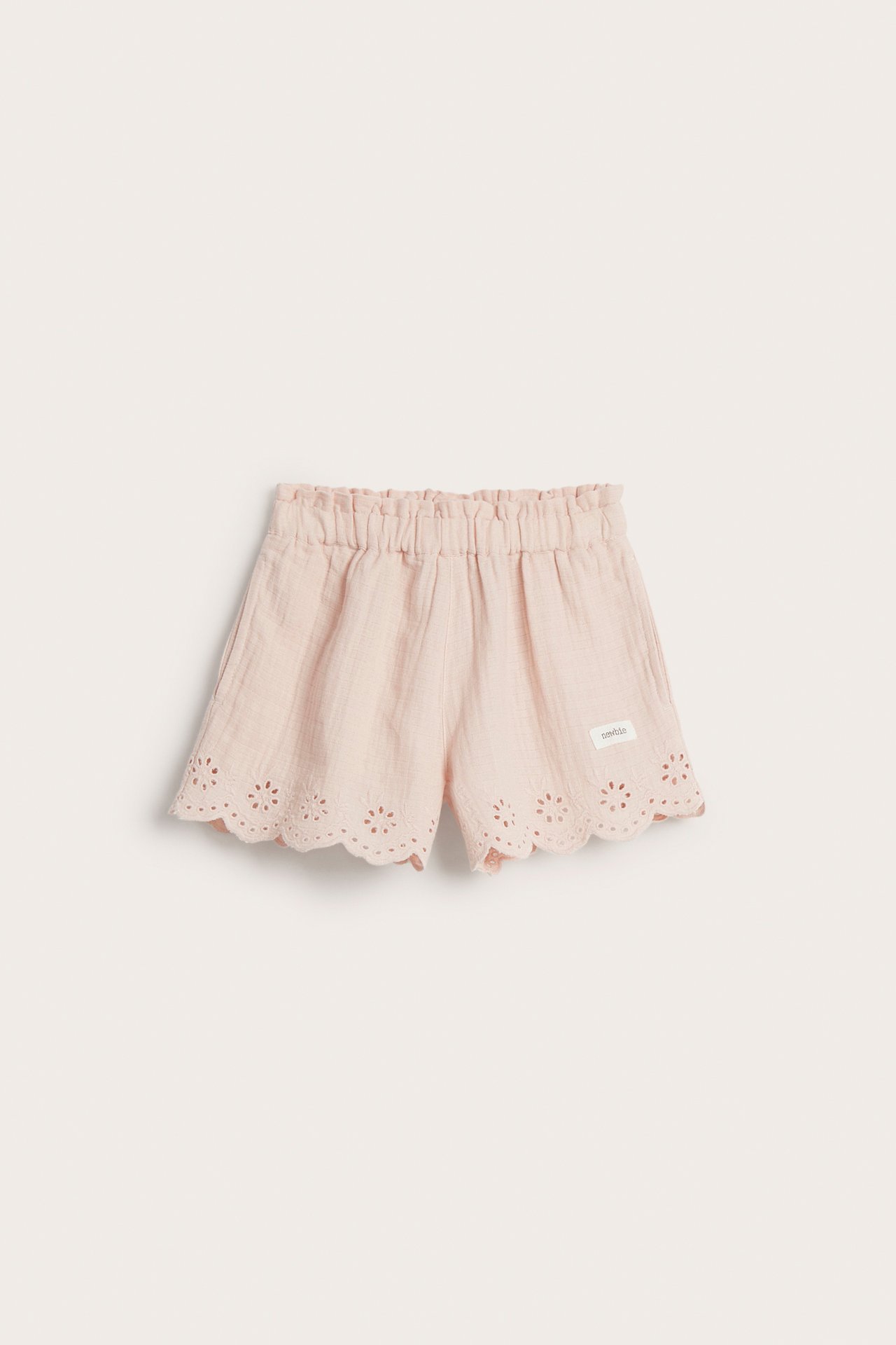 Vorderansicht: Hellrosa gewebte Baumwollshorts mit Gummizug in der Taille und besticktem Wellensaum.