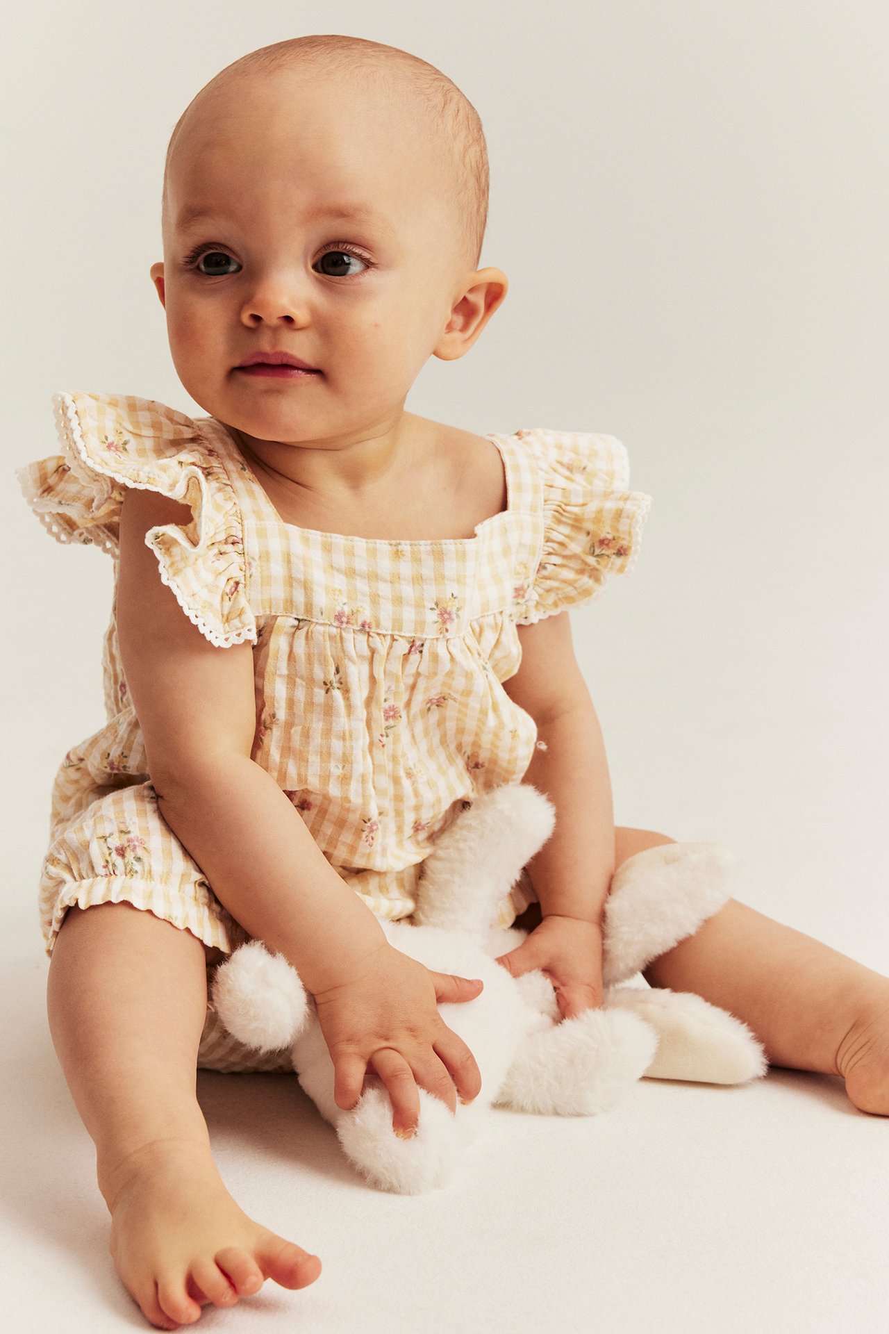 Geblümter Playsuit mit Spitzenkante
