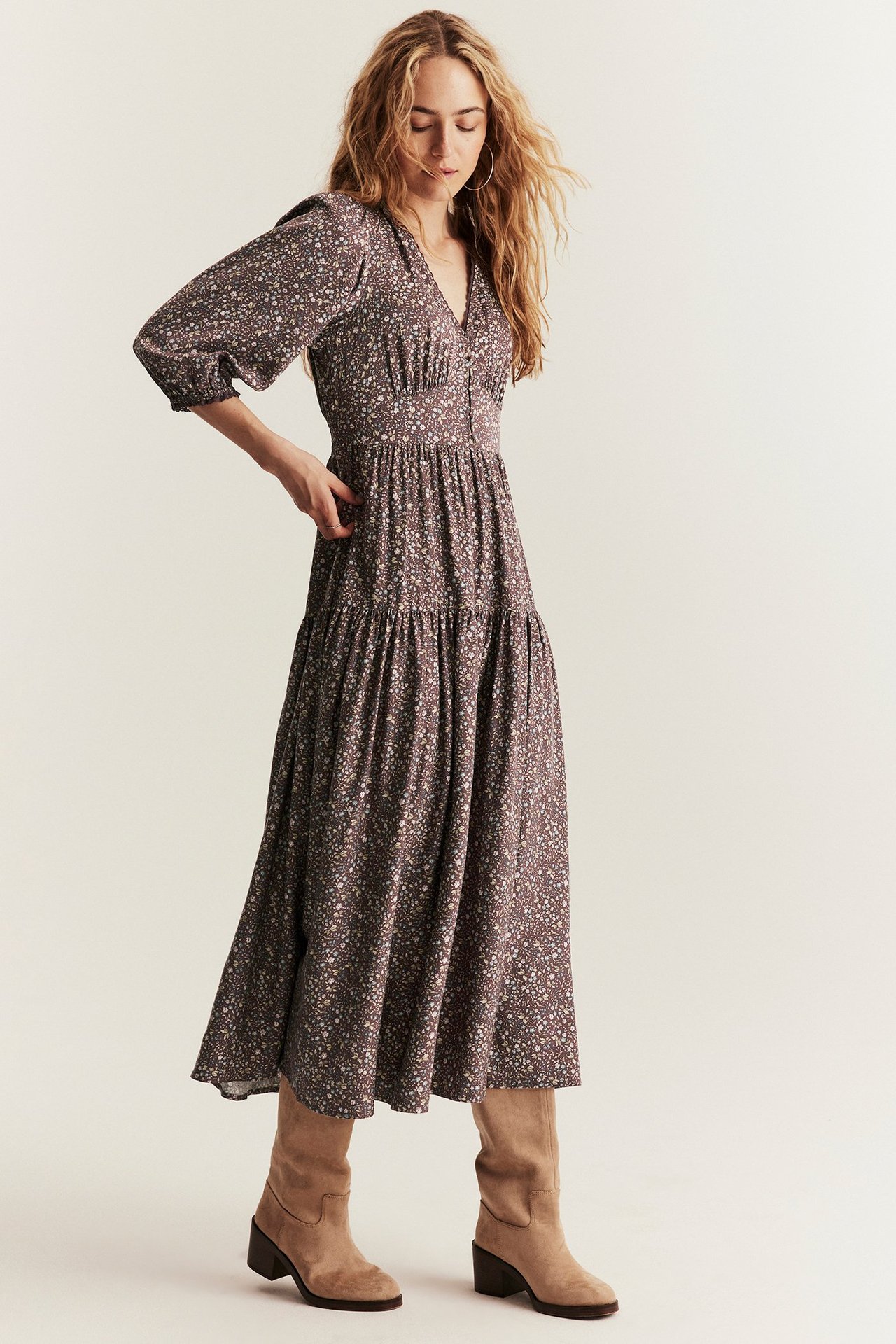 Fliederfarbene Blumenviskose-Kleid für Frau, Knöpfe vorne, Puffärmel, seitliche Taschen.