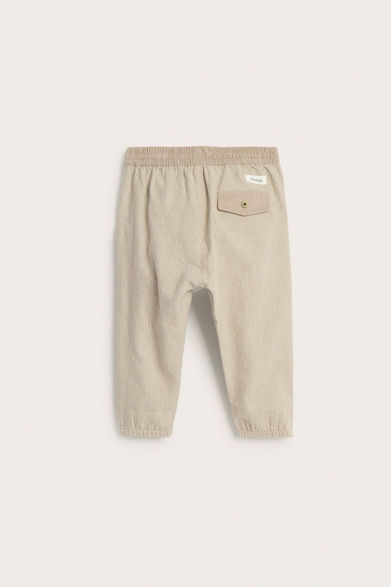 Rückansicht: Beige melierte gestreifte gewebte Babyhose mit Gummizug an Taille, Bündchen und Kordgesäßtasche.