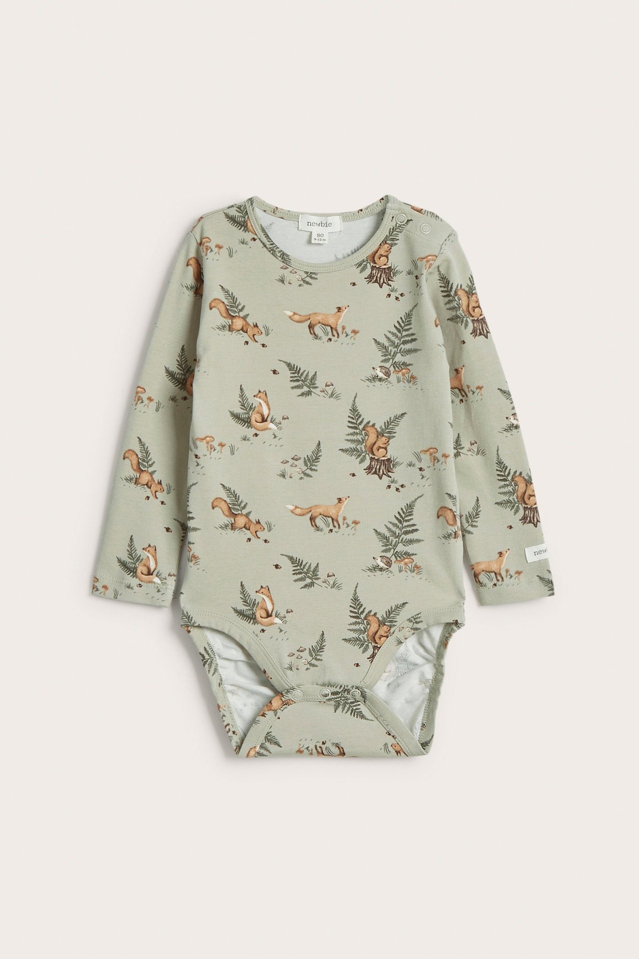 Vorderansicht eines hellgrünen langärmeligen Baby-Bodys mit Waldtiermuster und Druckknöpfen.