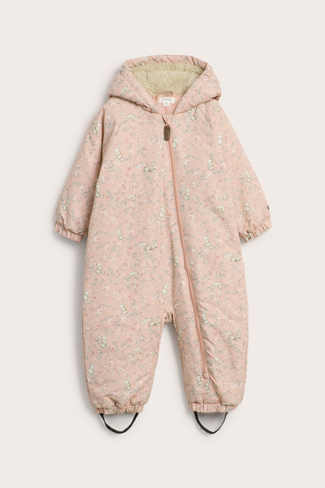 Vorderansicht: Rosa wattierter Baby-Overall mit Blumen- und Hasenmuster, Frontreißverschluss und Pile-gefütterter Kapuze.