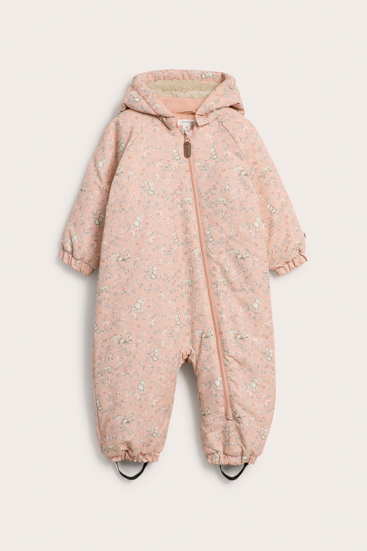 Vorderansicht eines rosa winddichten Baby-Overalls mit Blumenmuster und Reißverschluss vorne.