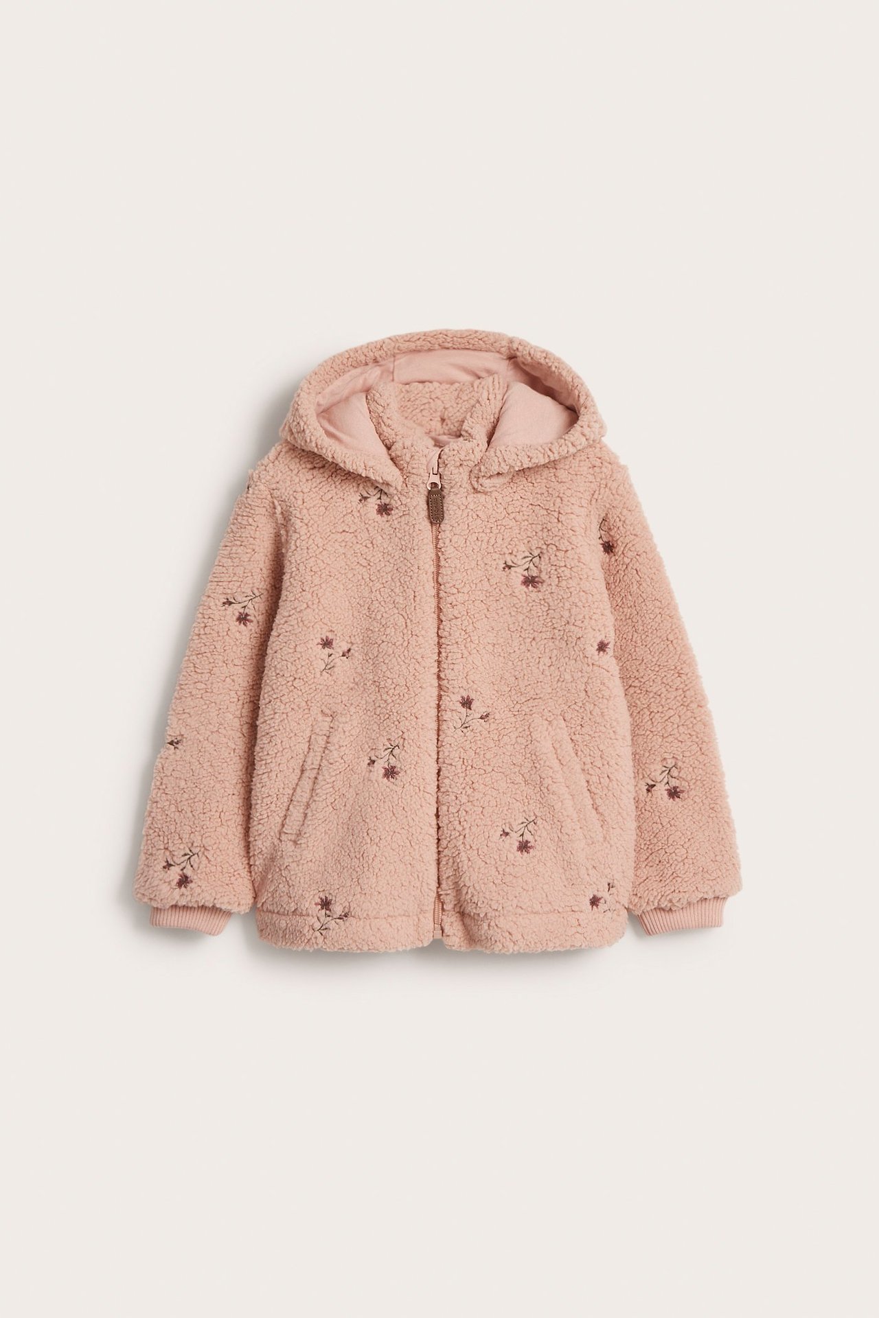 Vorderansicht: Rosa Kinder-Fleecejacke mit Blumenstickerei, abnehmbarer Kapuze, Taschen und Reißverschluss.
