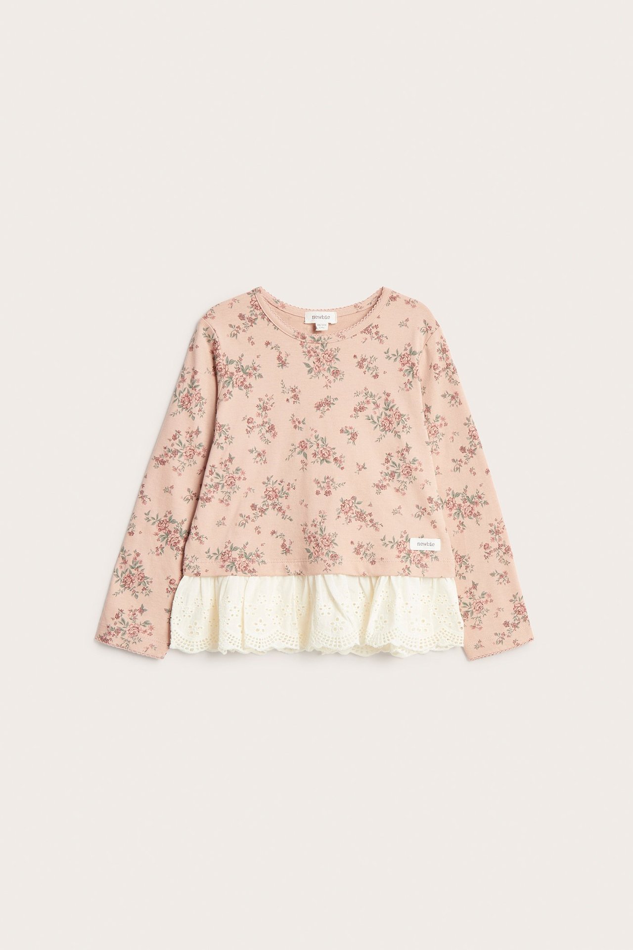 Vorderansicht: Rosa geblümtes Kinder-Langarmshirt aus Baumwolle mit weißem Spitzenrüschensaum.