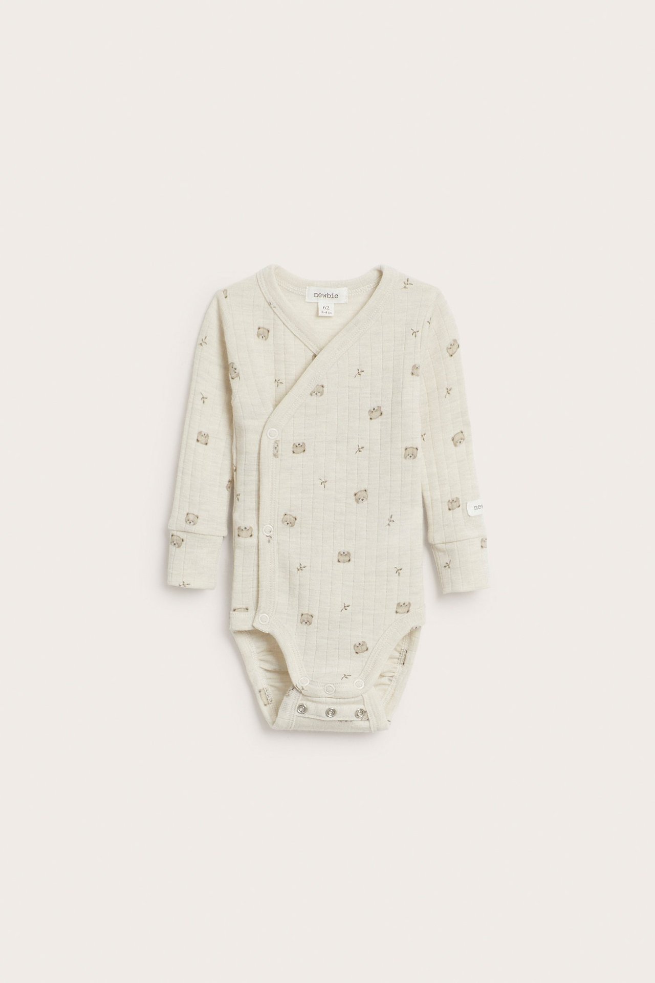 Vorderansicht eines beige melierten, gerippten Baby-Bodys aus Merinowolle mit Tiermuster und Druckknöpfen.