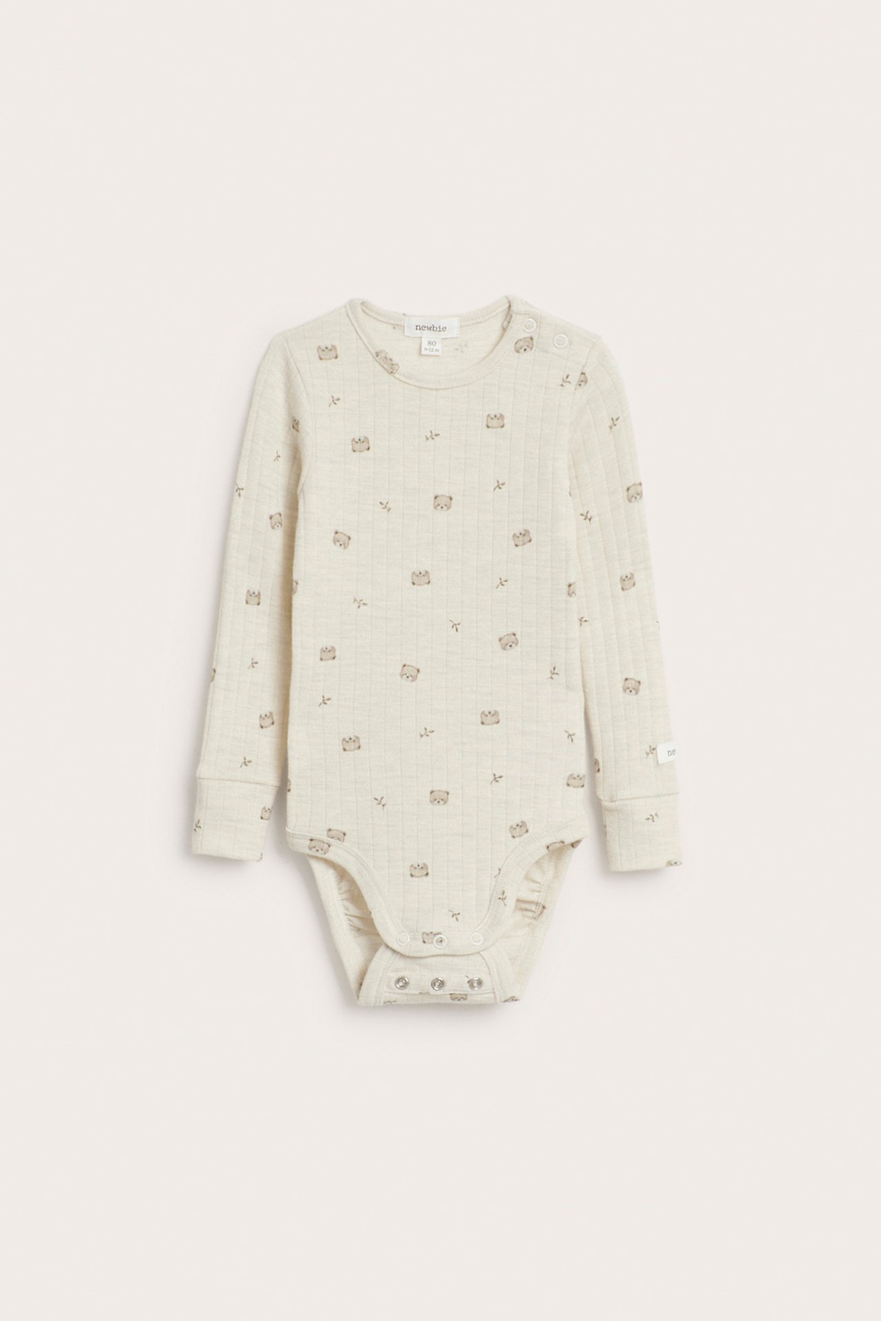 Vorderansicht eines hellbeigen, gesteppten Baby-Langarmbodys mit Bärenmuster und Druckknöpfen.