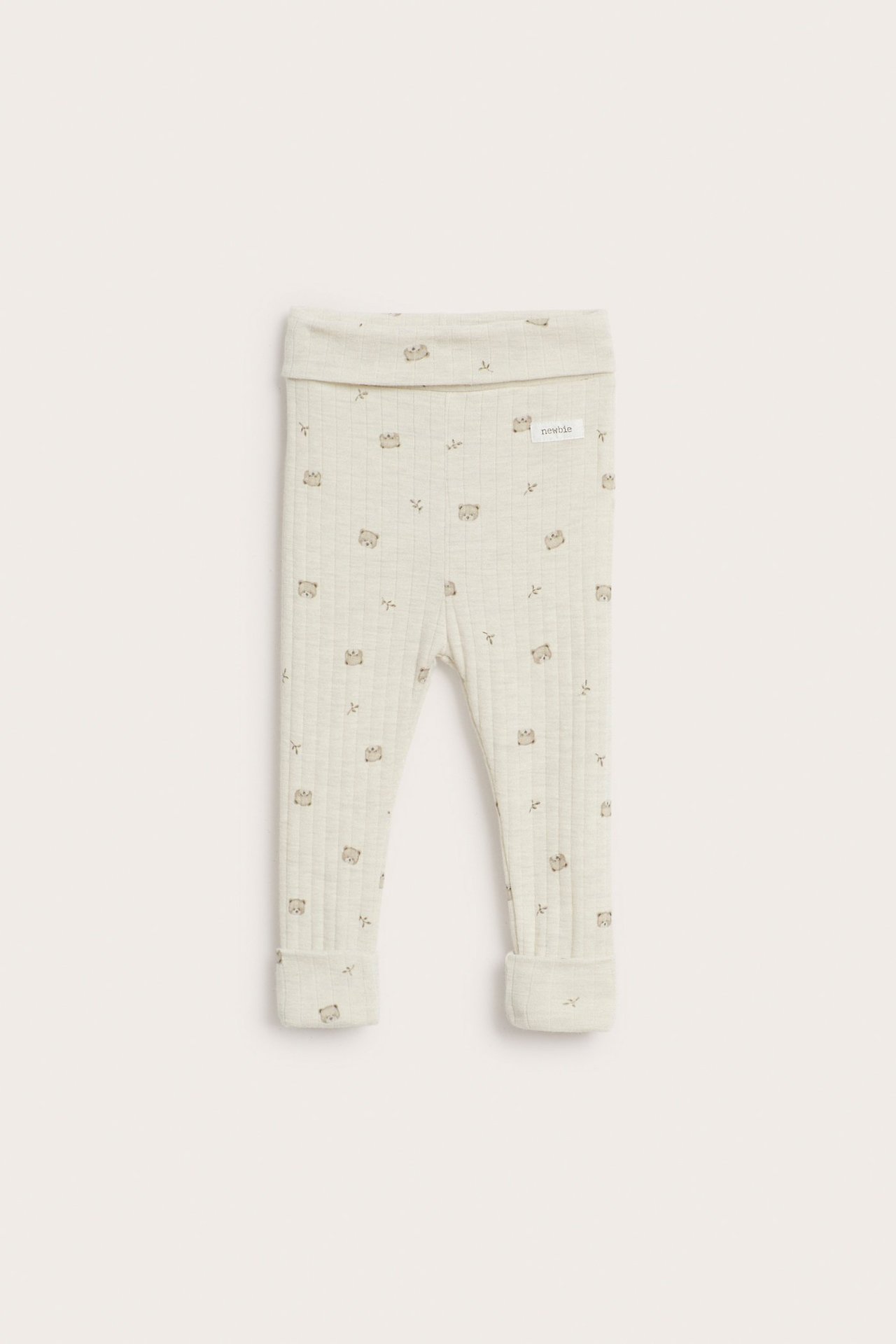 Vorderansicht beiger Melange gerippter Merinowolle Baby-Leggings mit dezentem Tiermuster und umklappbaren Bündchen.