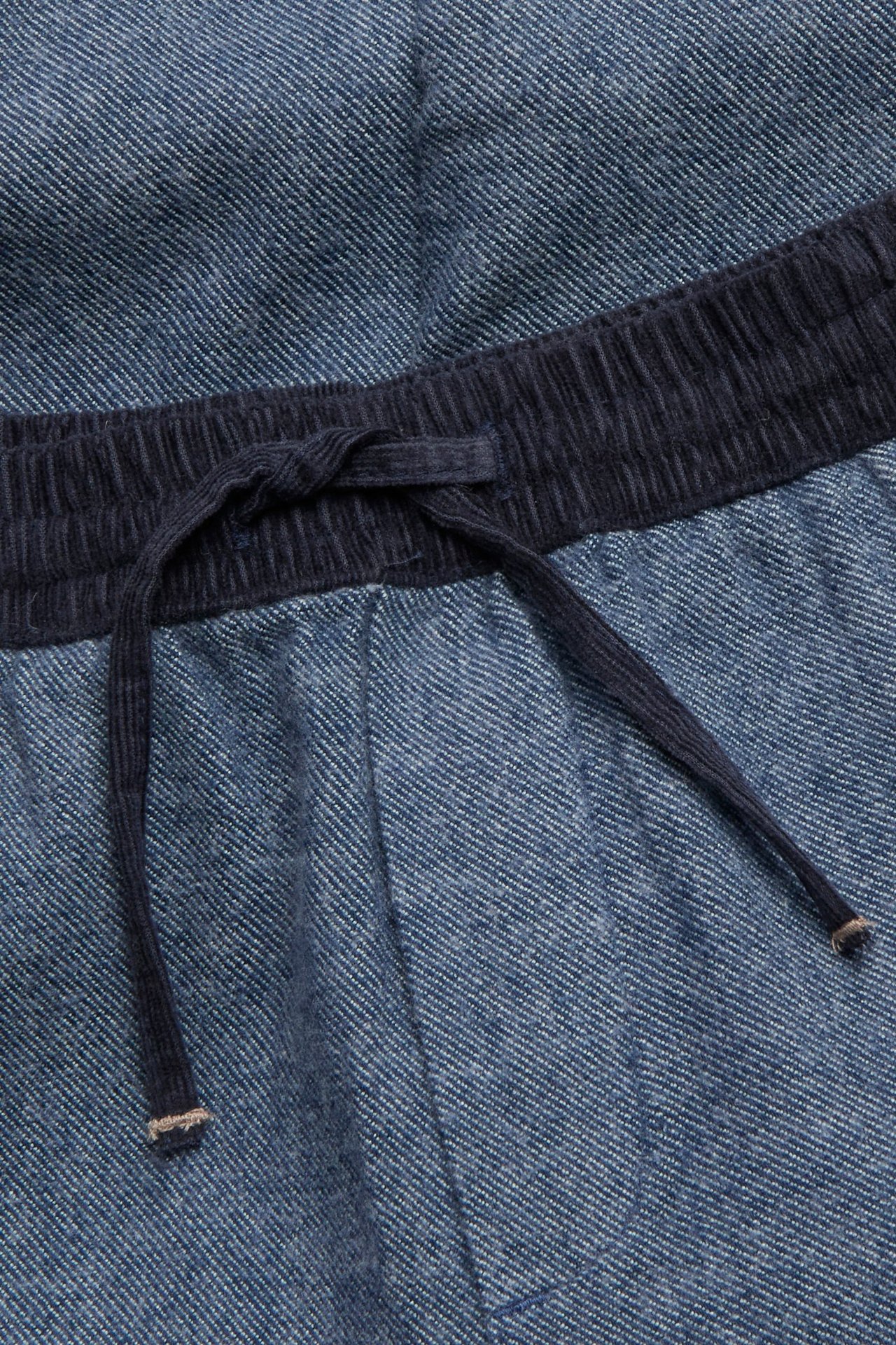 Nahaufnahme: dunkelblaue Twill-Baumwollhose mit elastischem Kordbund und Kordelzug.