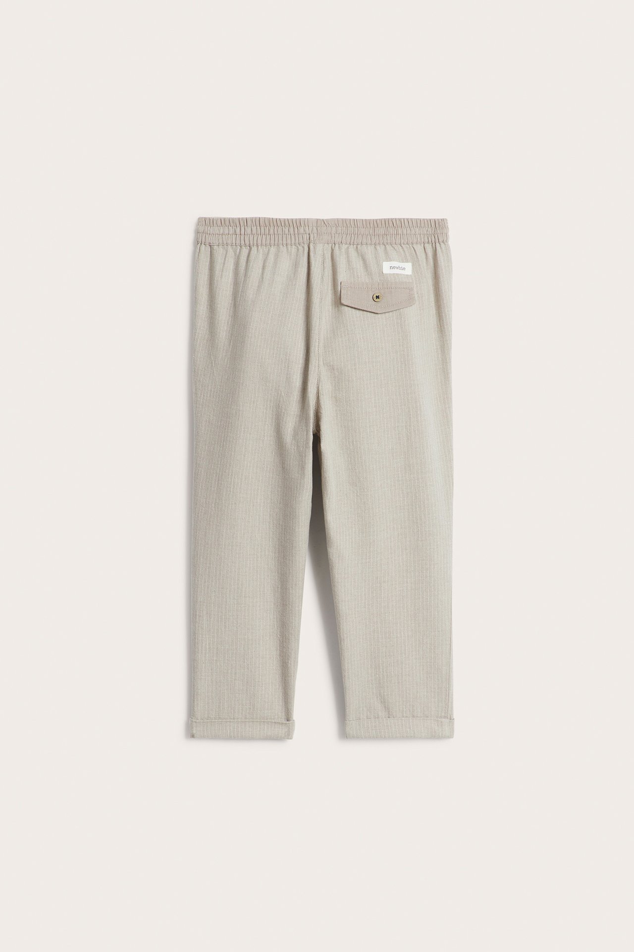 Rückansicht: Beige gestreifte gewebte Baumwollhose mit Gummizugbund, geknöpfter Gesäßtasche und umgeschlagenen Säumen.