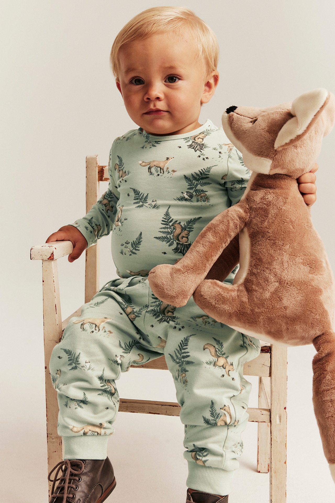 Joggers with forest motif