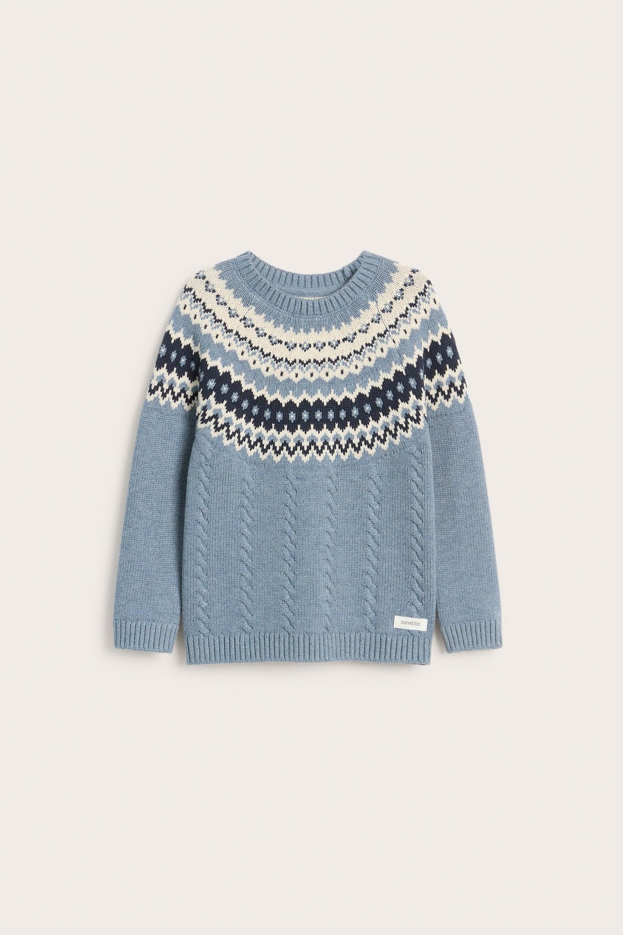 Vorderansicht: blauer gestrickter Baumwollpullover für Kinder mit mehrfarbiger Jacquard-Passe und Zopfmuster.