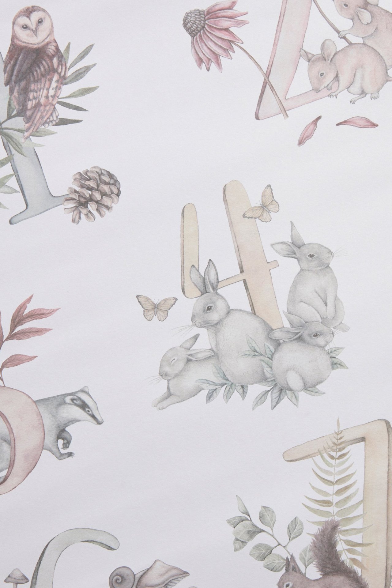 Nahaufnahme eines cremefarbenen Papierposters mit Tier- und Zahlendruck, zeigt Kaninchen, Eule und Dachs.