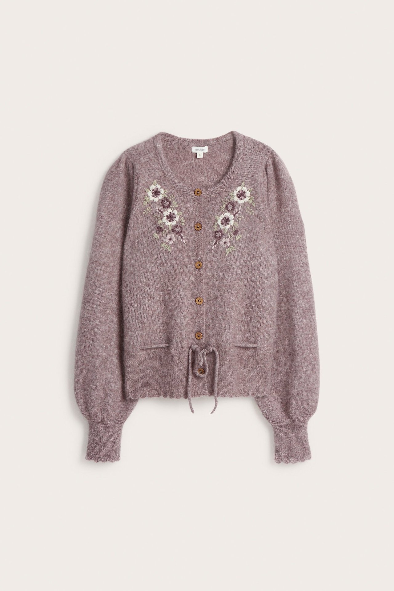 Vorderansicht: lila Wollmix-Cardigan für Damen, mit Blumenstickerei, Puffärmeln und Bindeband.