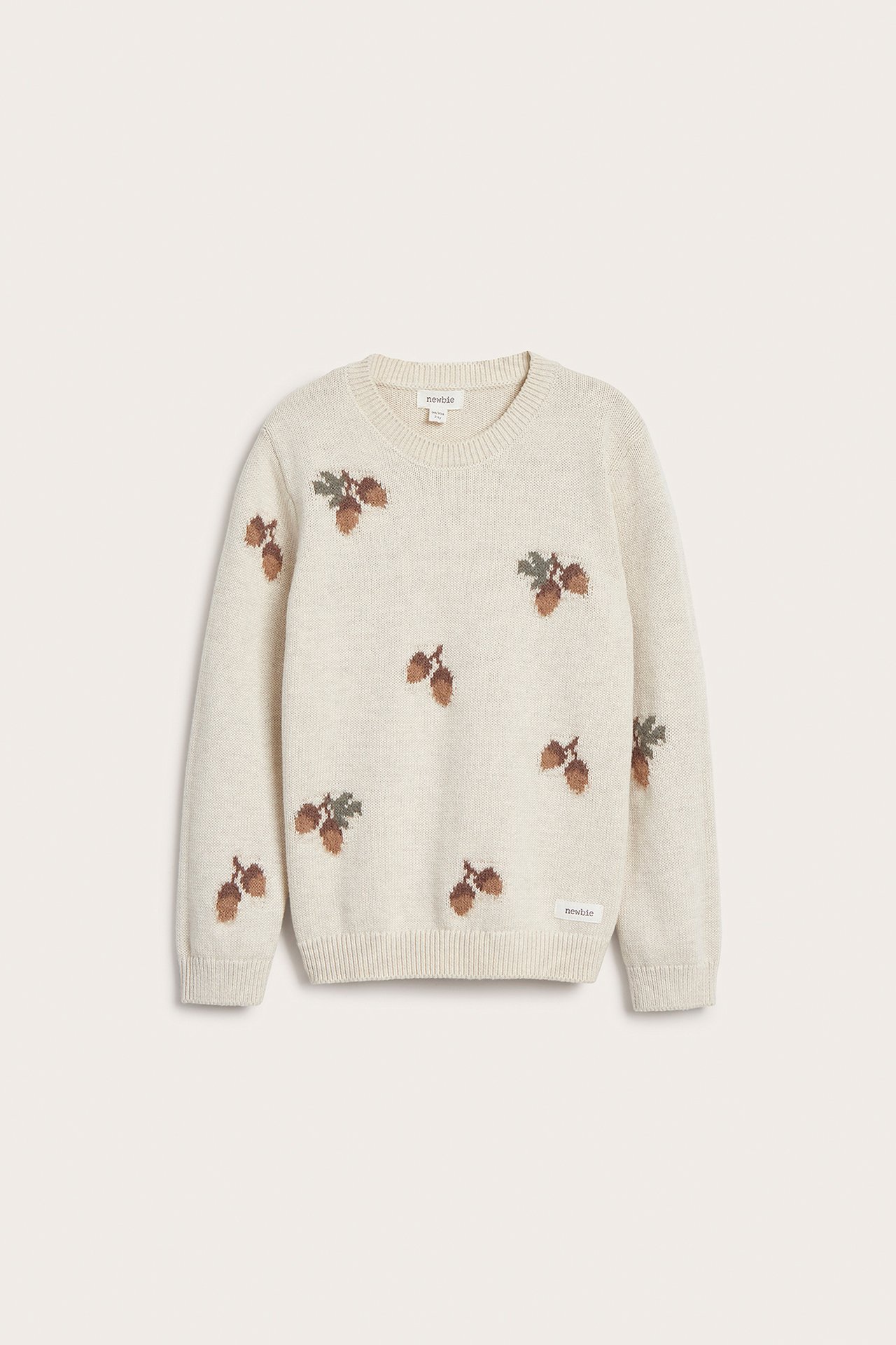 Vorderansicht eines beigefarbenen Kinder-Jacquardstrickpullovers mit braunen Zapfenmustern und Rippbündchen.