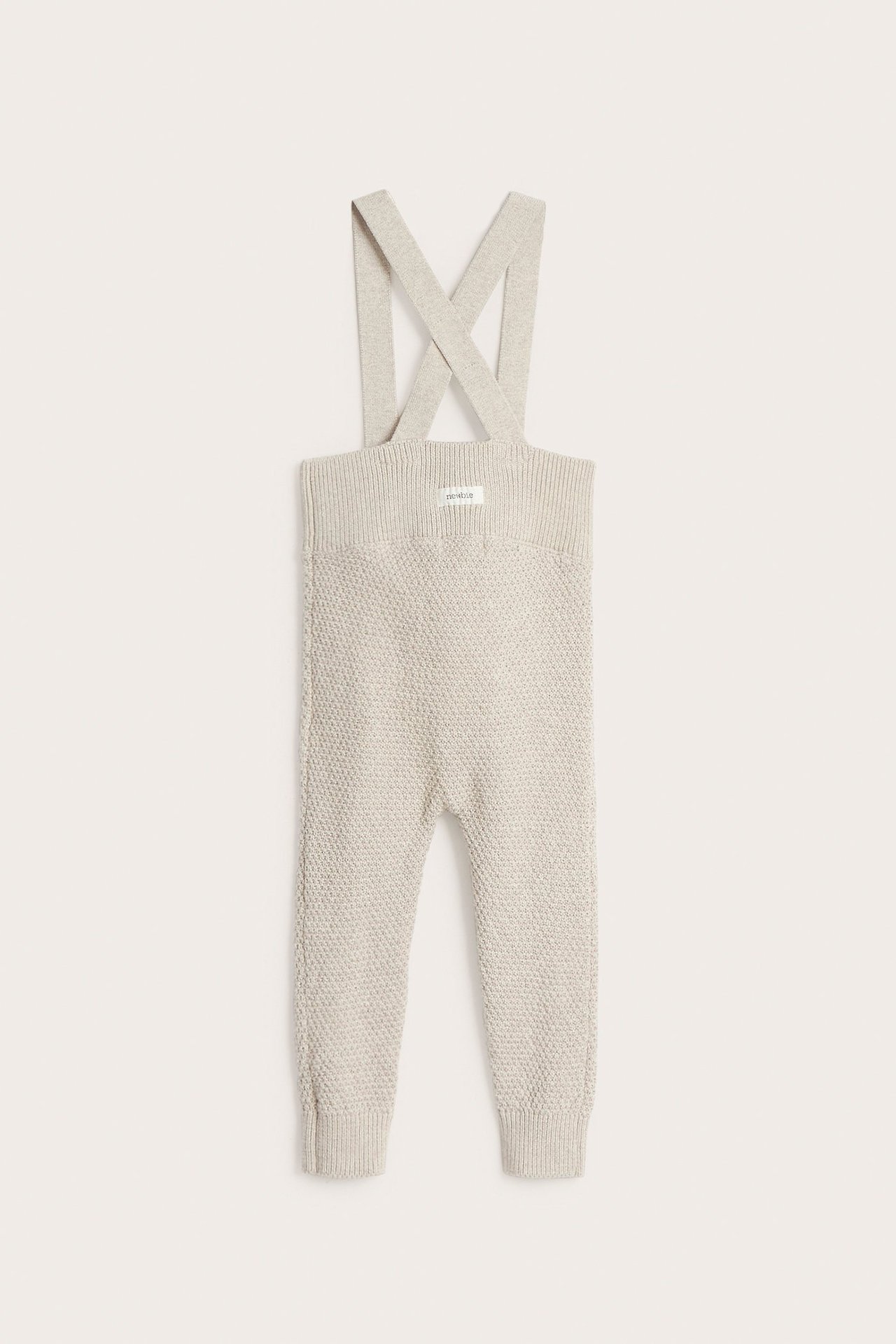 Vorderansicht: Beige melierte strukturstrick Baby-Latzhose mit verstellbaren Trägern und Rippbündchen.